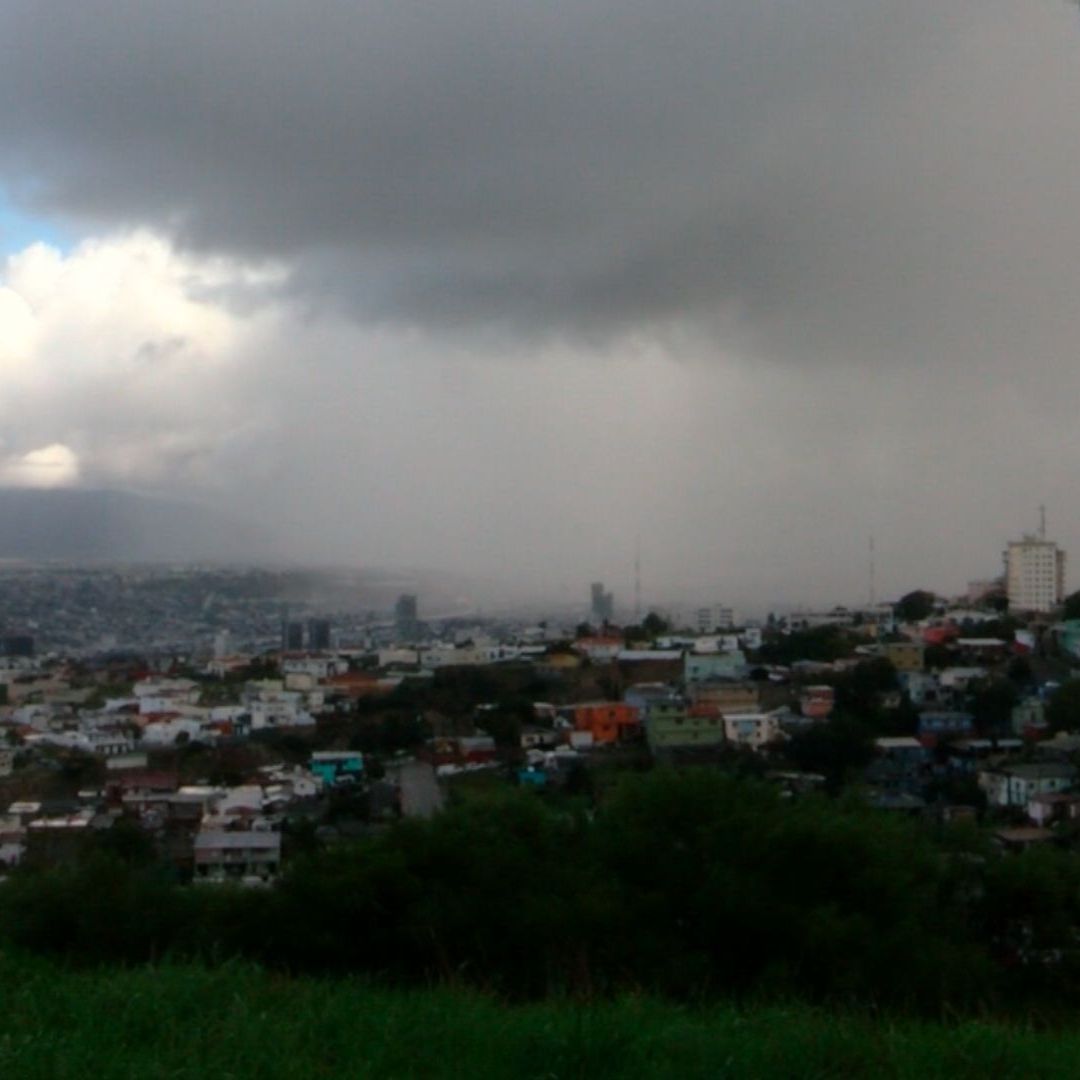 Ciudad de Tijuana con el Cielo Nublado por el Frío