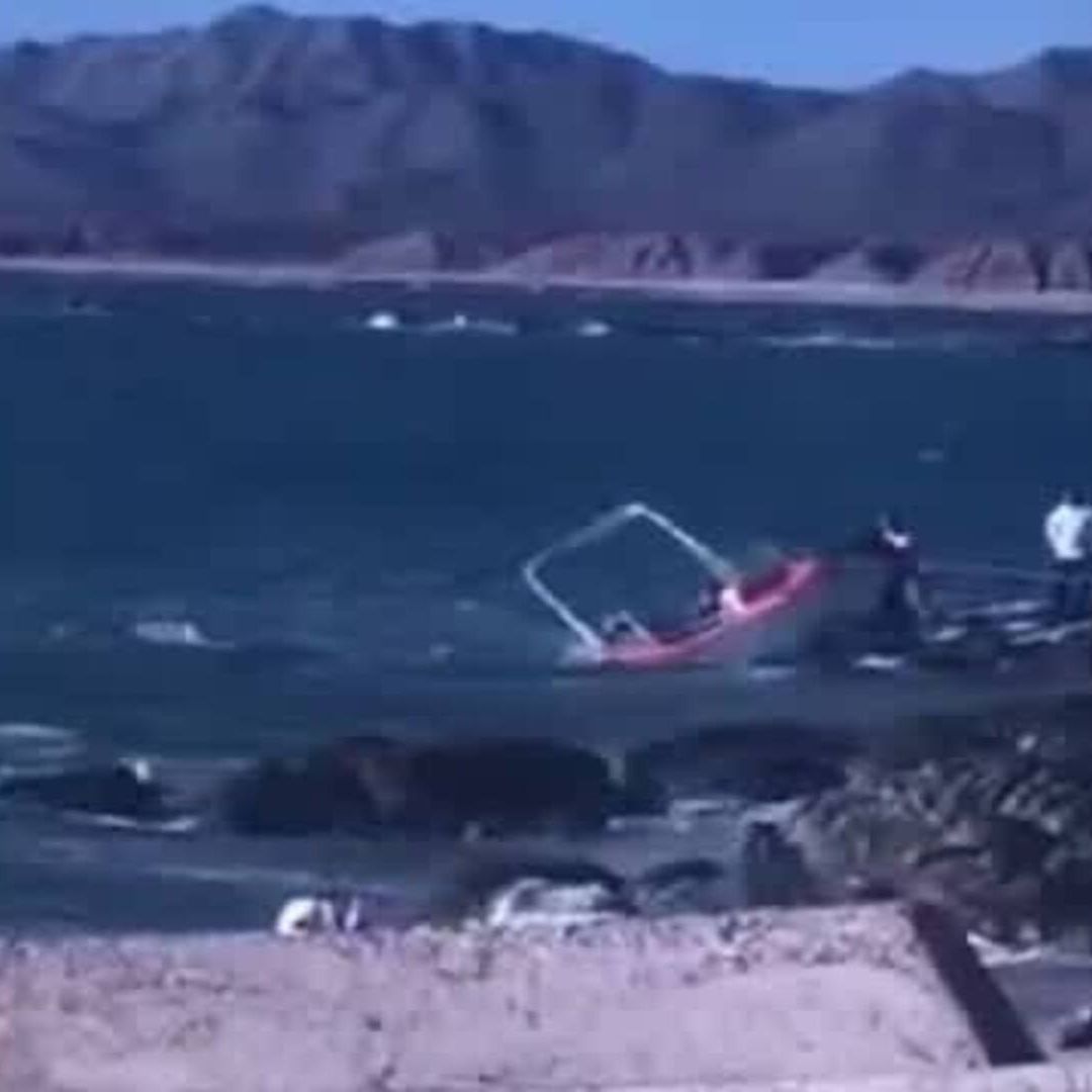 Sin Lesionados tras Hundimiento de Lancha en Playa Estela en Bahía de Kino