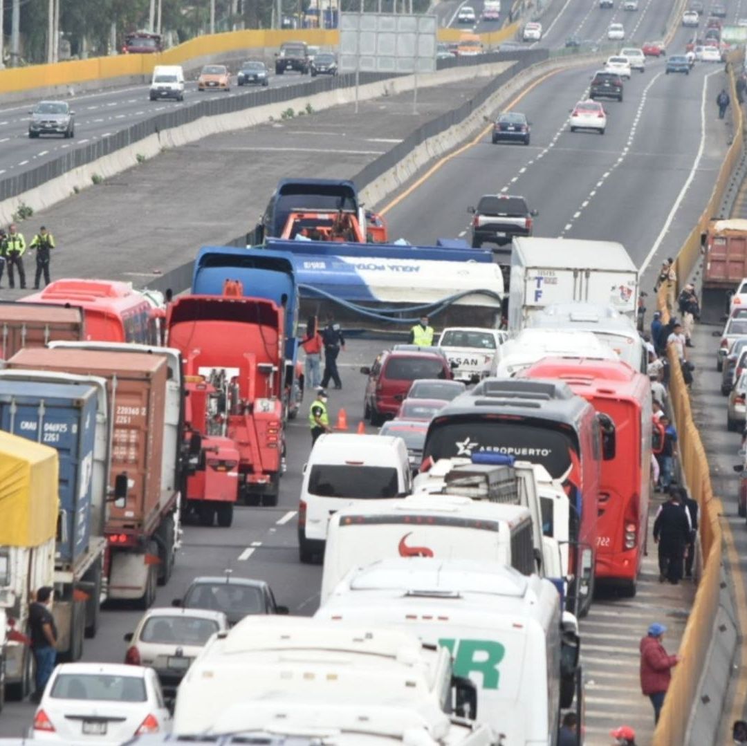 Varios carros detenidos en una autopista.