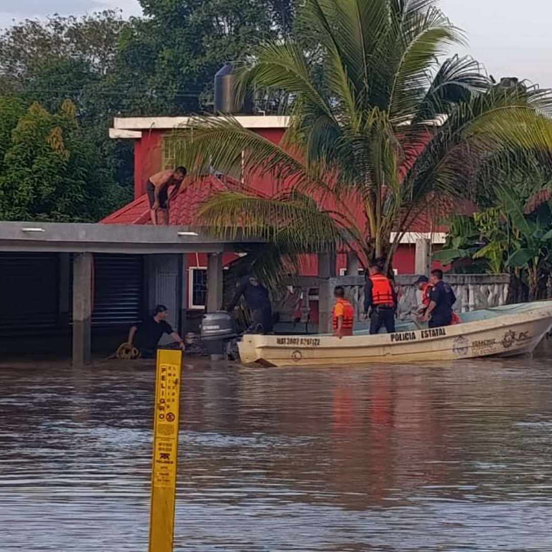 Inundaciones en Veracruz luego de días de lluvia torrencial. Foto: X @PCEstatalVer