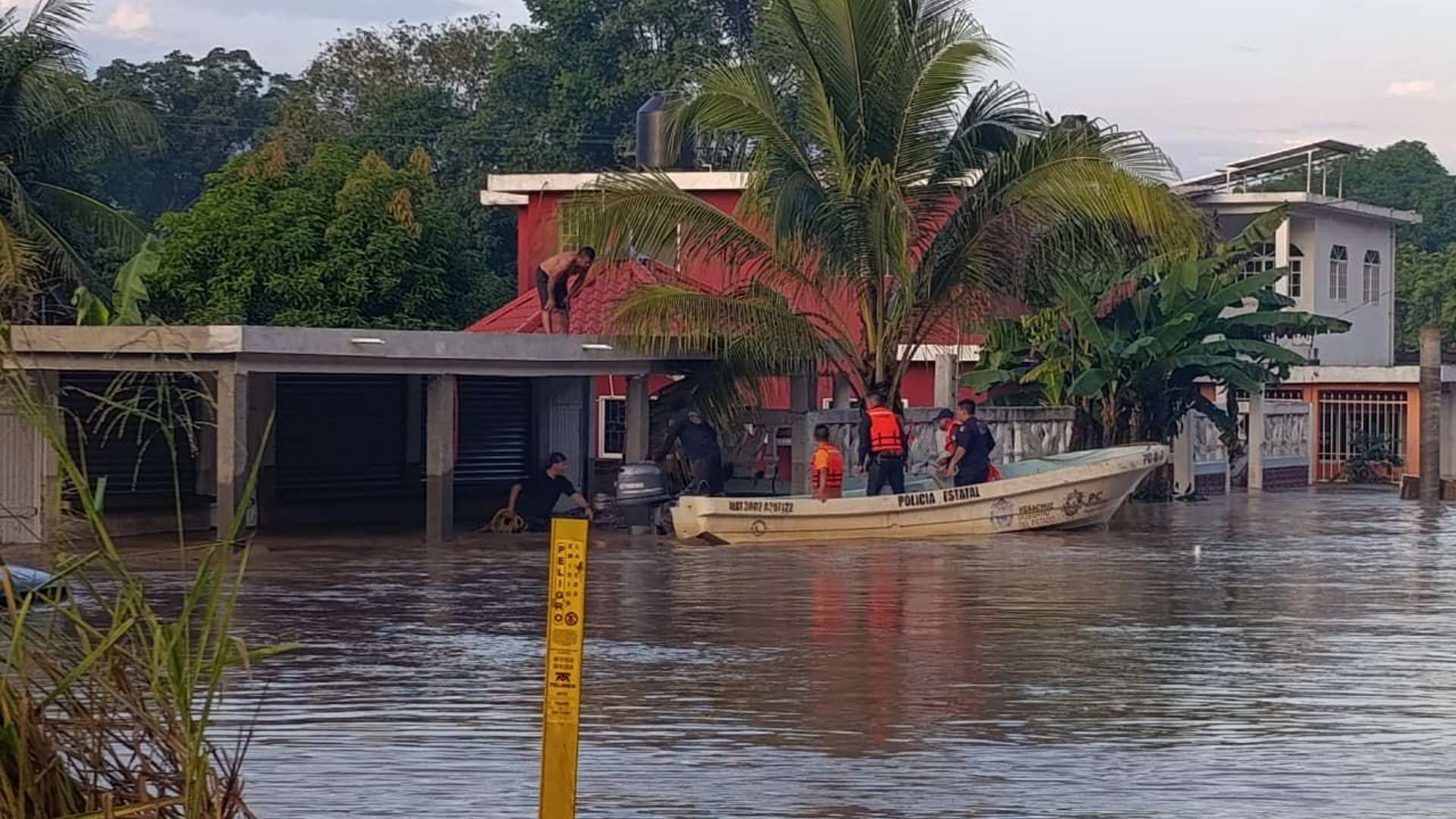 Inundaciones en Veracruz luego de días de lluvia torrencial. Foto: X @PCEstatalVer