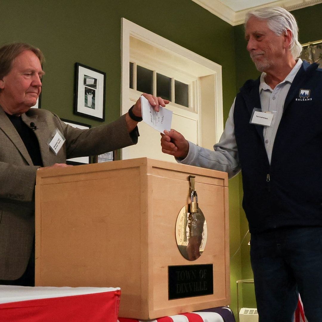 Trump y Harris Empatan en Dixville Notch, Primer Poblado en Votar en EUA