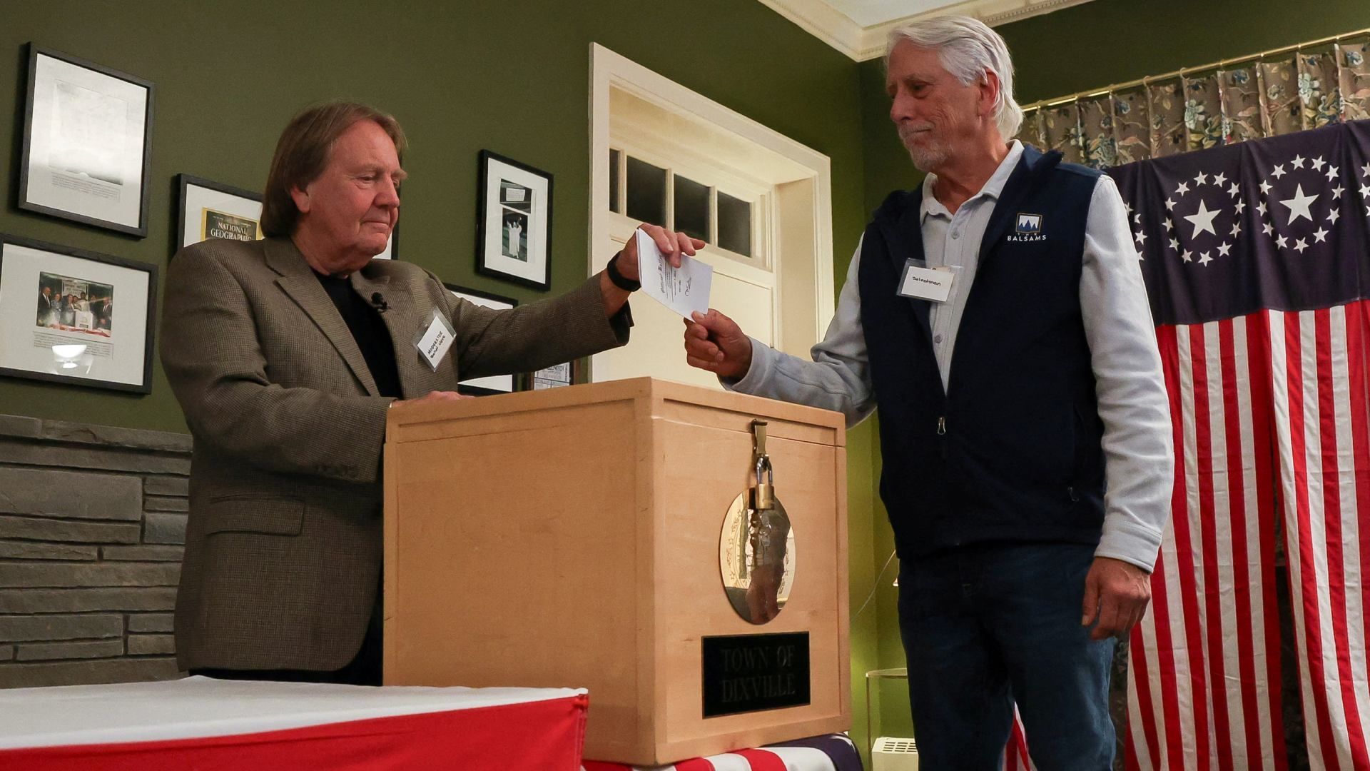 Trump y Harris Empatan en Dixville Notch, Primer Poblado en Votar en EUA