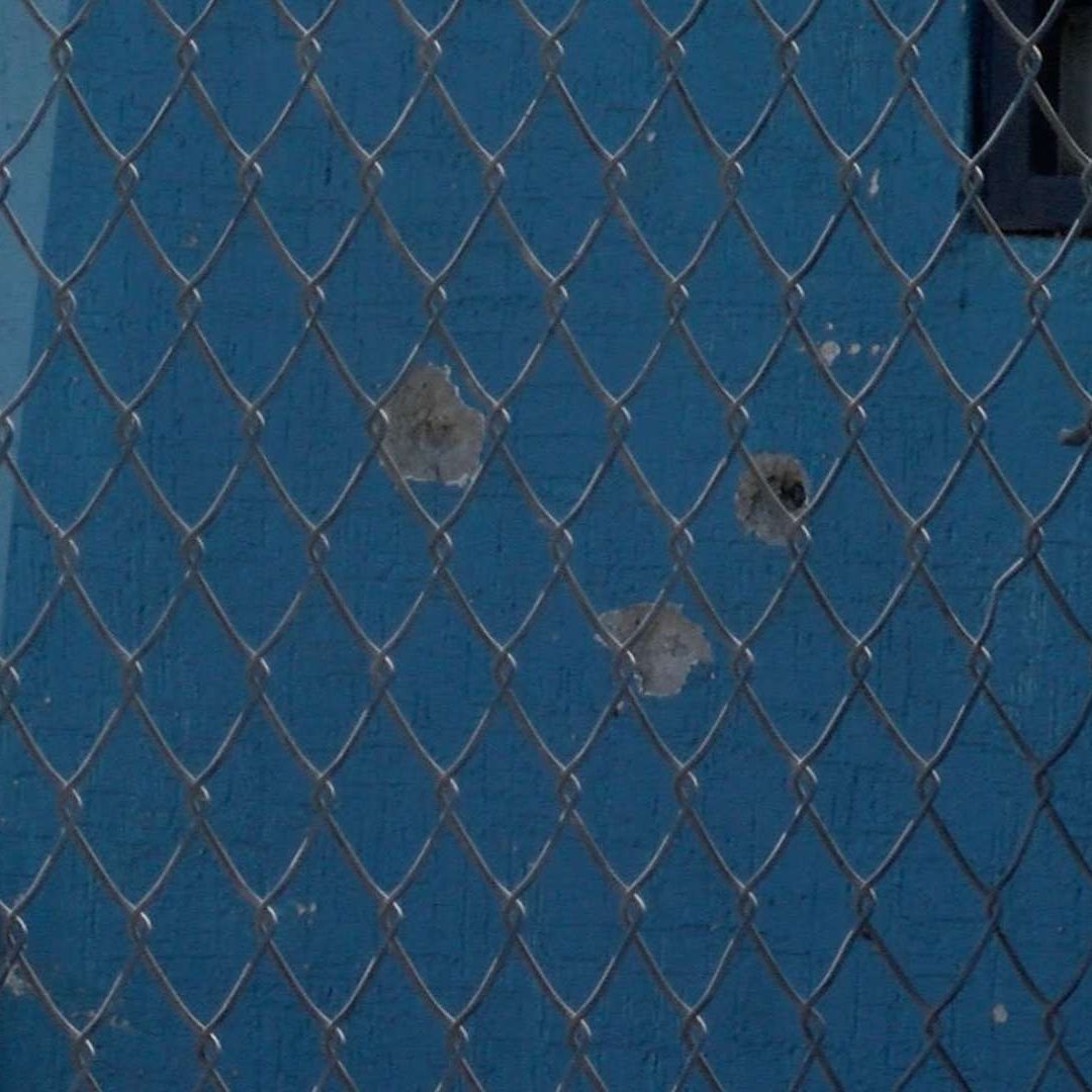 Balean Casa Mientras Habitantes Ingerían Bebidas Alcohólicas en el Patio