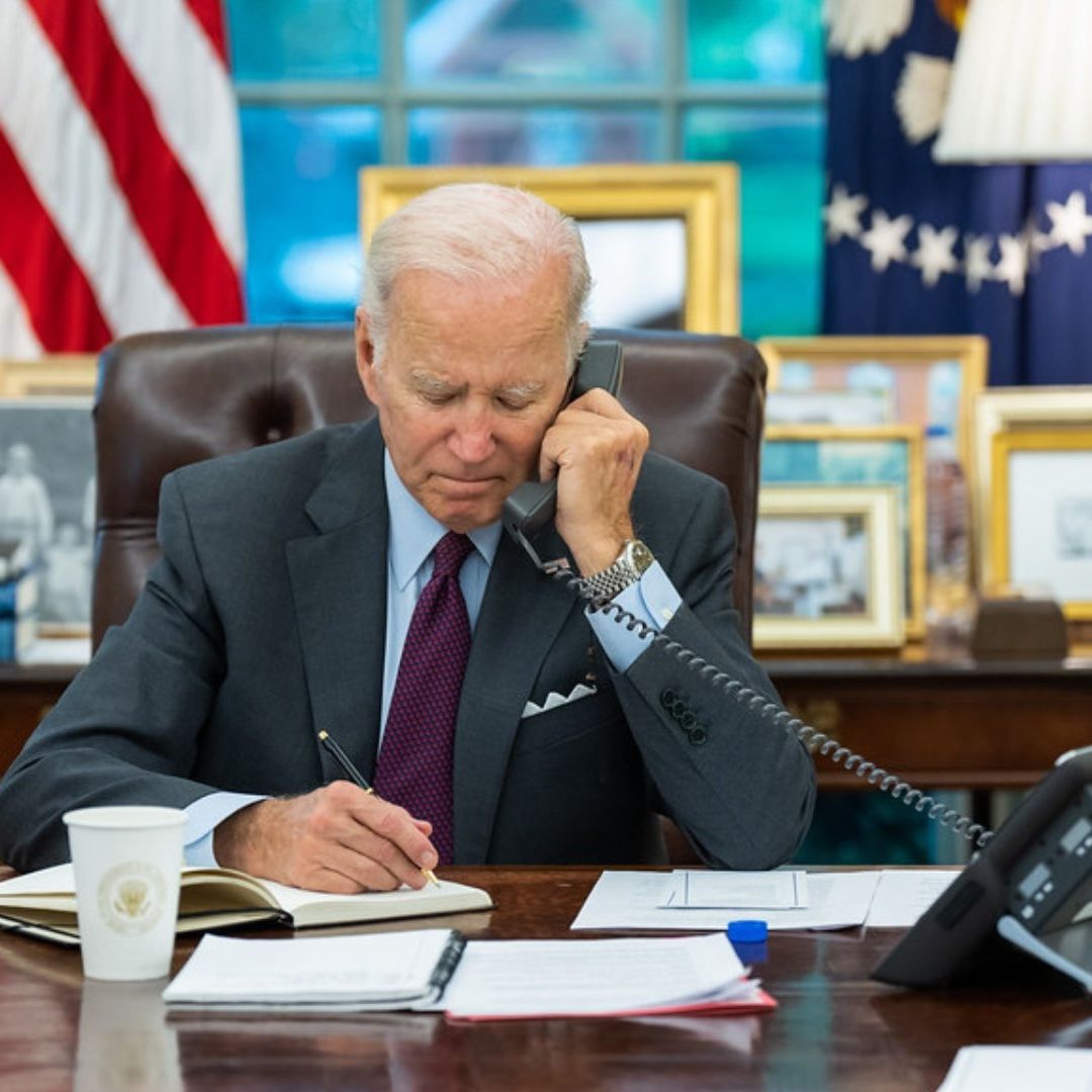 El presidente Joe Biden habla por teléfono