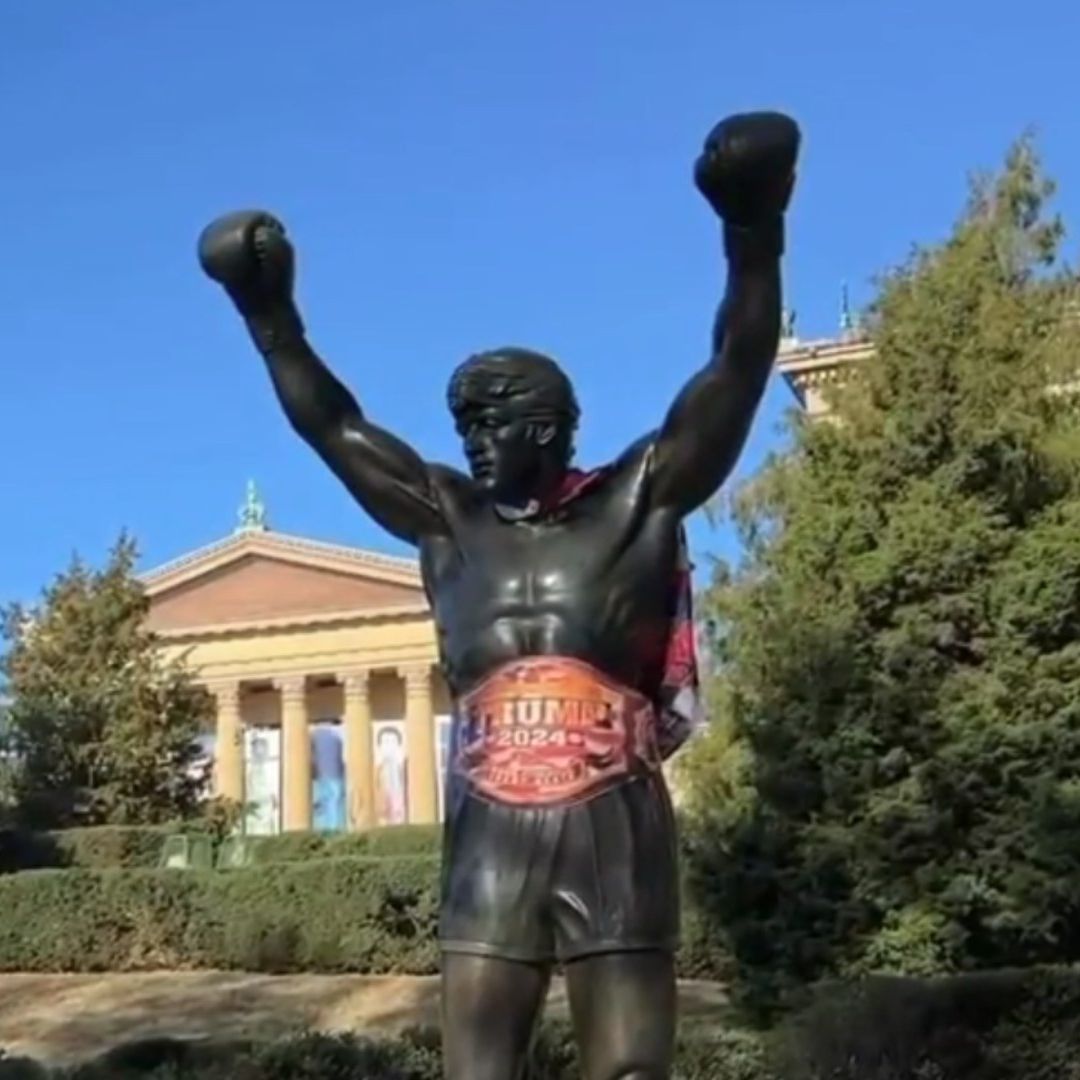 Estatua de Rocky Balboa, en Filadelfia, amaneció adornada con un cinturón de campeón “Trump 2024”