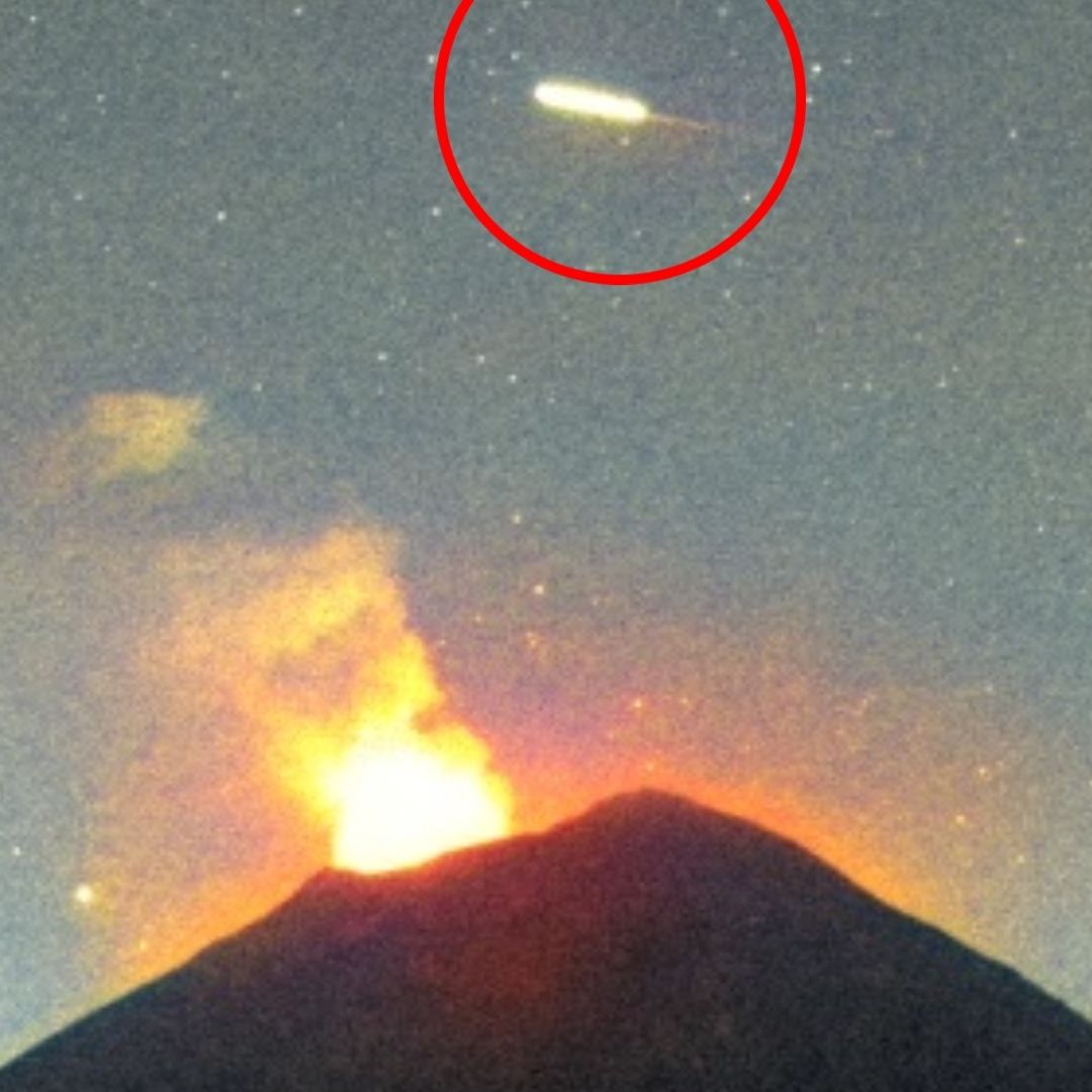 ¿Extraterrestres? Captan enorme luz en ascenso y actividad del volcán Popocatépetl