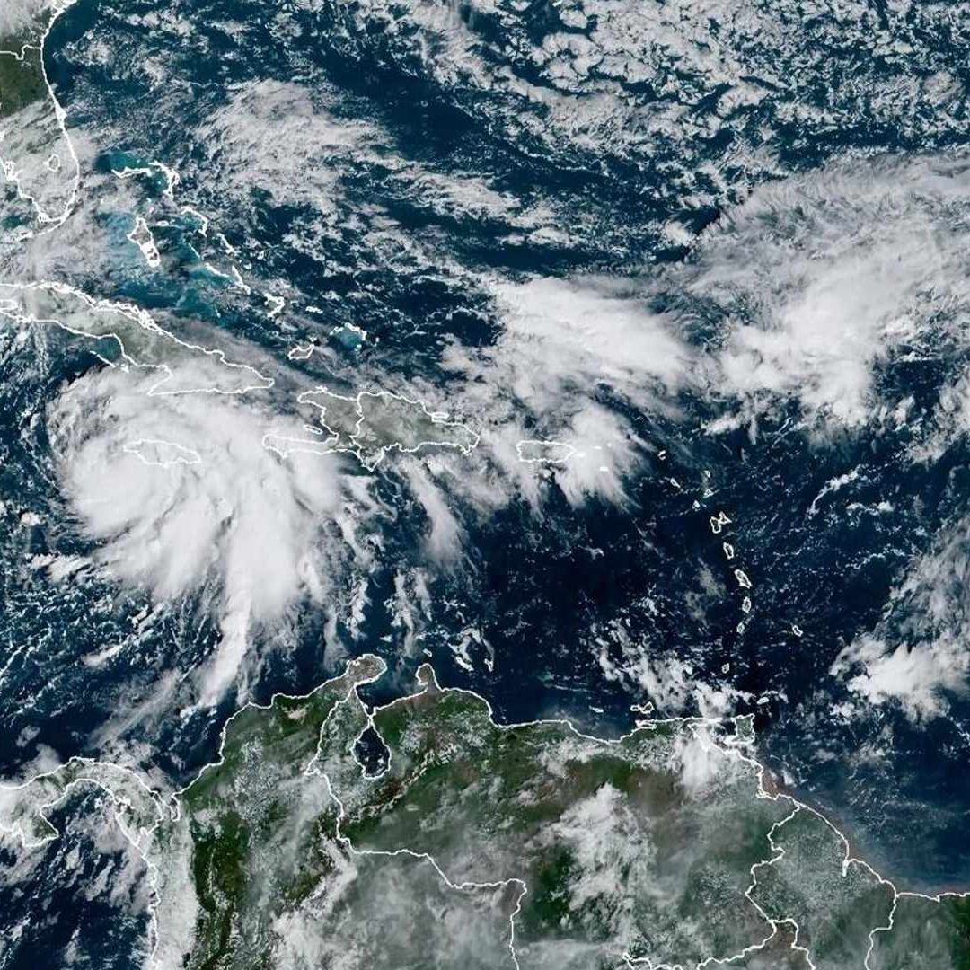 Imagen satelital del huracán Rafael en el Atlántico