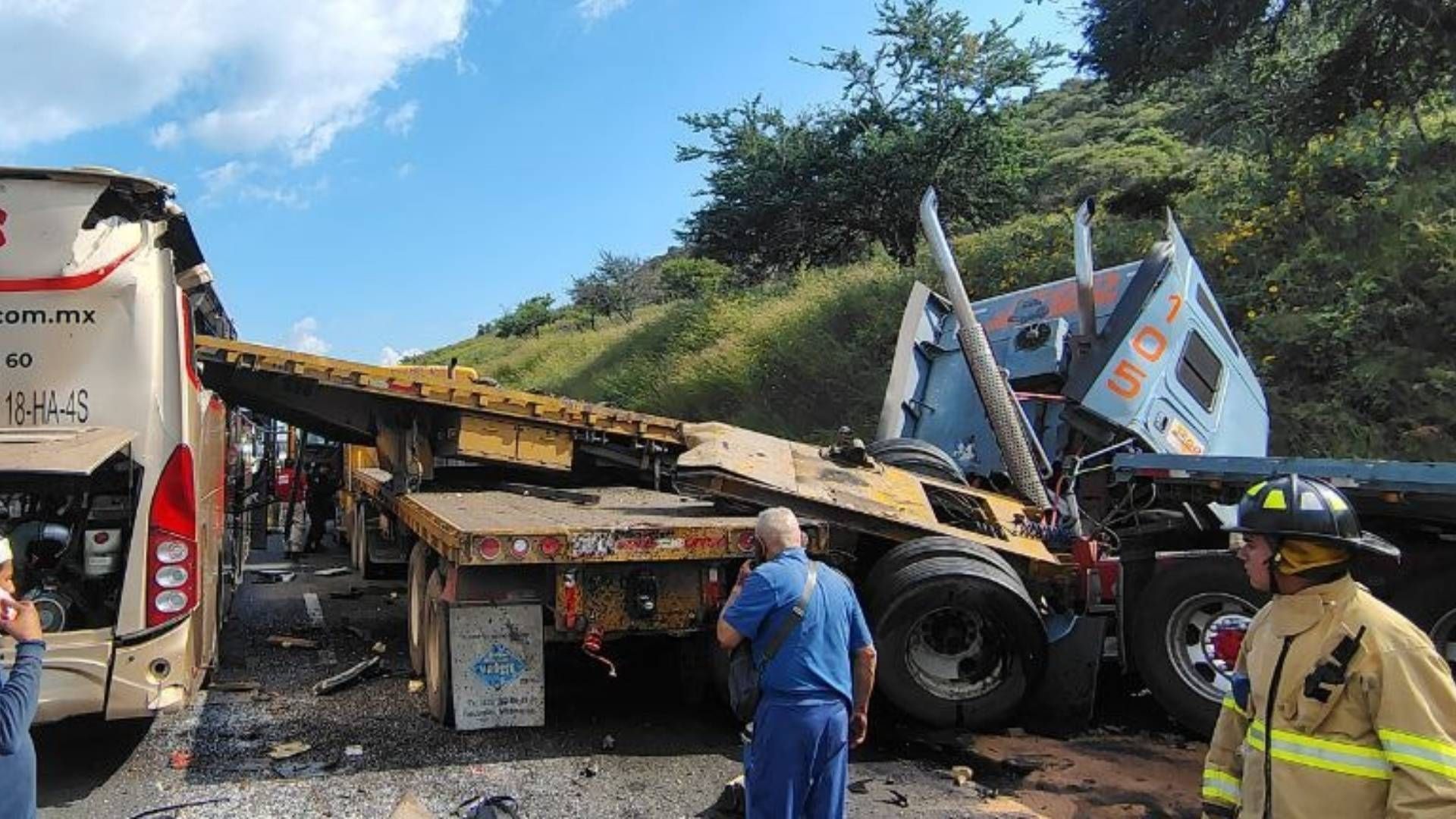 Accidente múltiple se registra en la autopista a Morelia.