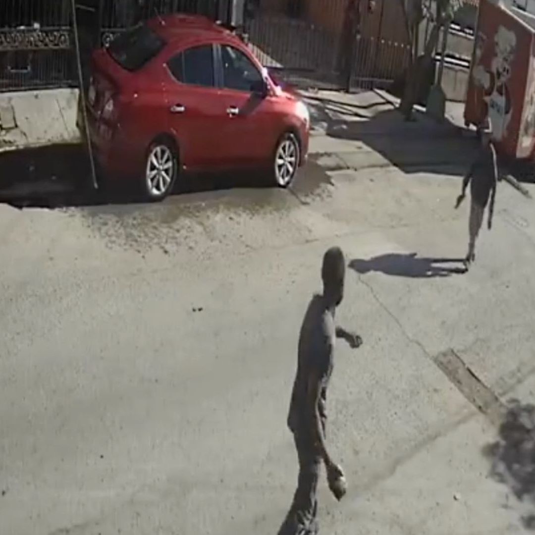 hombre con una piedra en la mano a punto de lanzarla
