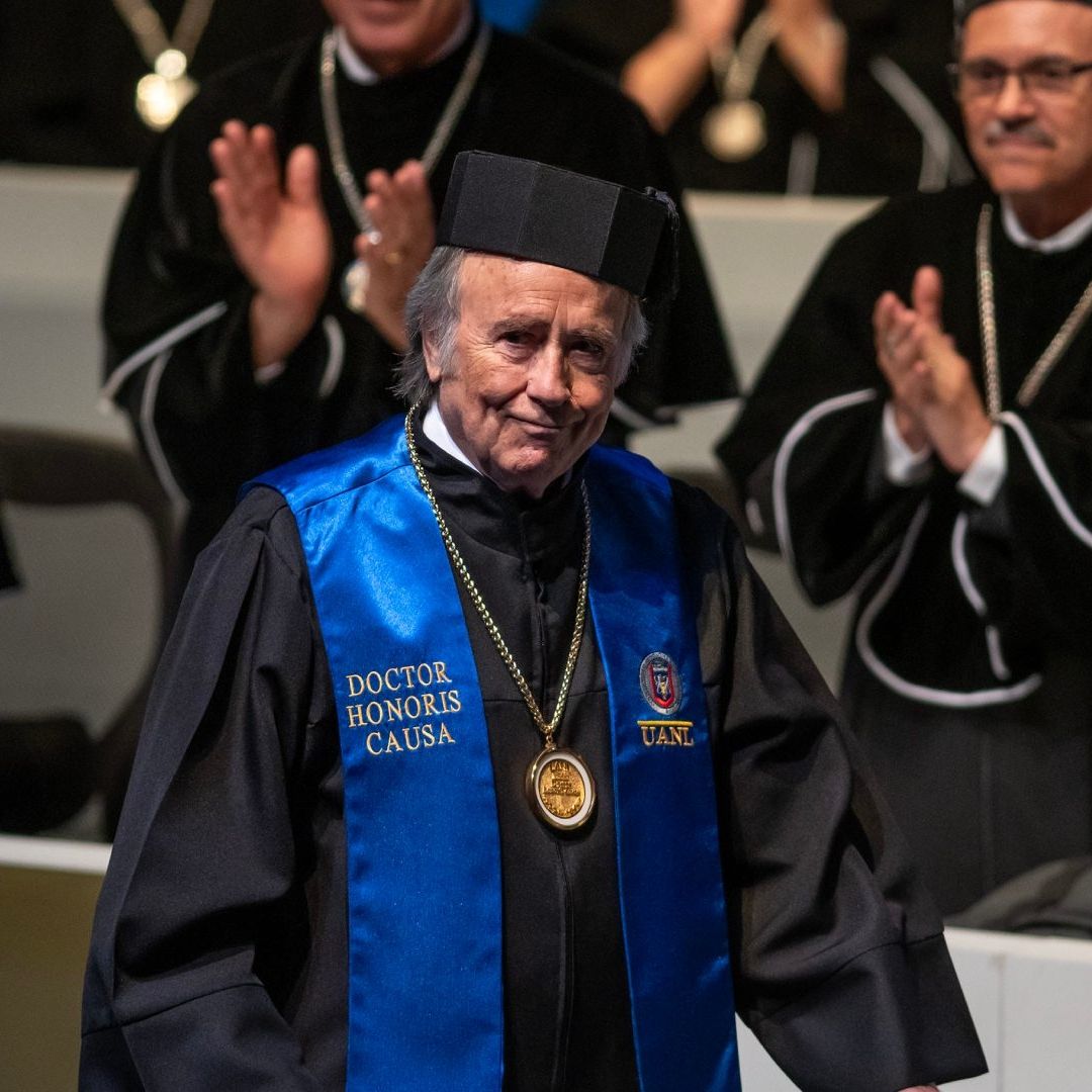 El cantante español Joan Manuel Serrat recibe distinción de Universidad Autónoma de Nuevo León. Foto: EFE