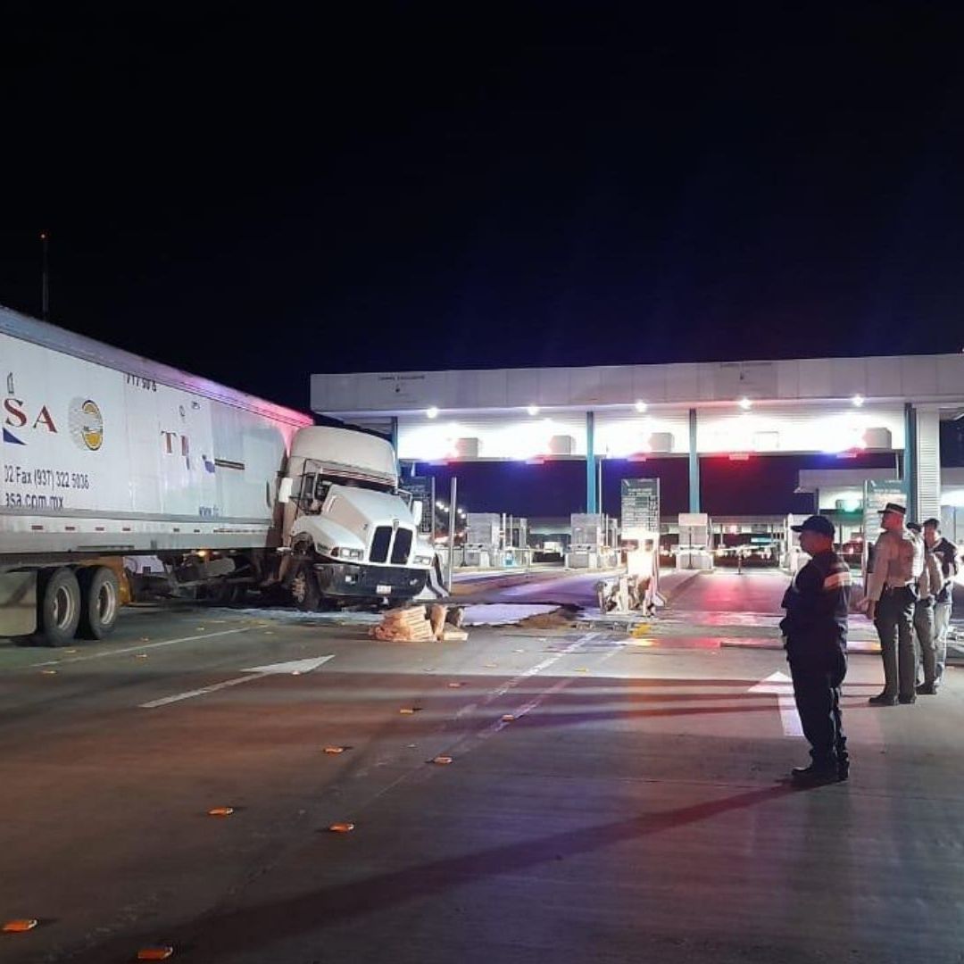 fuerte accidente en la caseta palmillas en la mexico queretaro