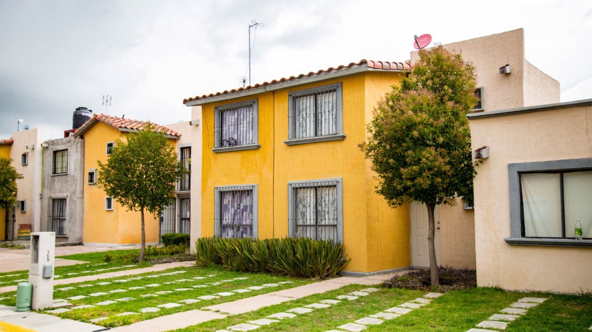 Una casa de color amarillo.