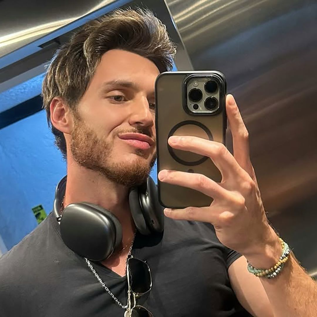 Fede Dorcaz se toma una selfie en un espejo