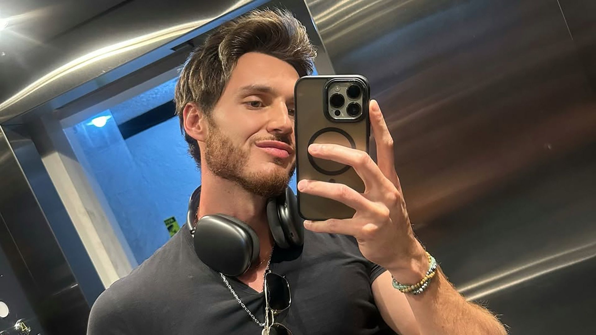 Fede Dorcaz se toma una selfie en un espejo