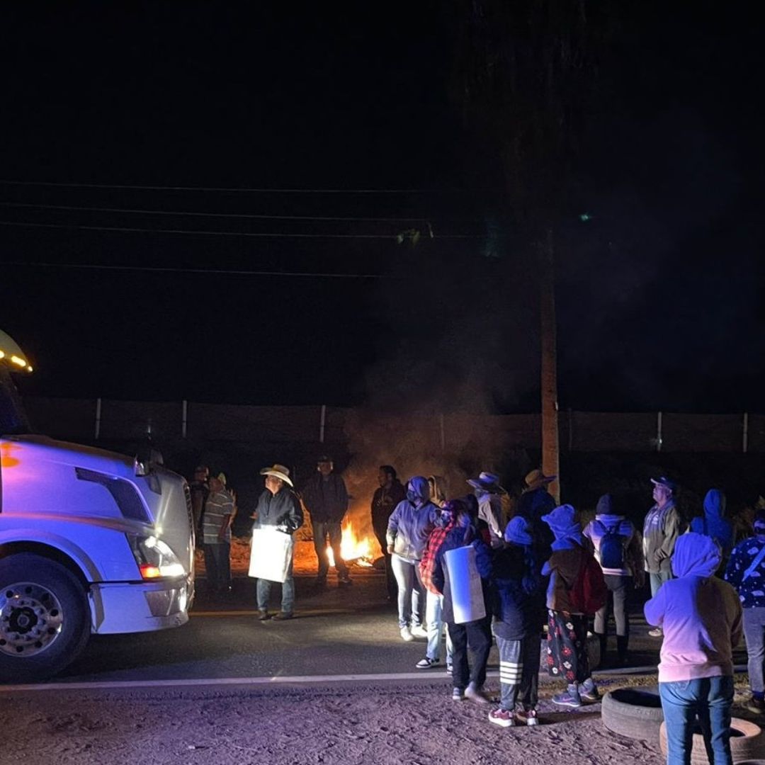 Bloquean Carretera Transpeninsular en Camalú, San Quintín, por Falta de Agua y Electricidad