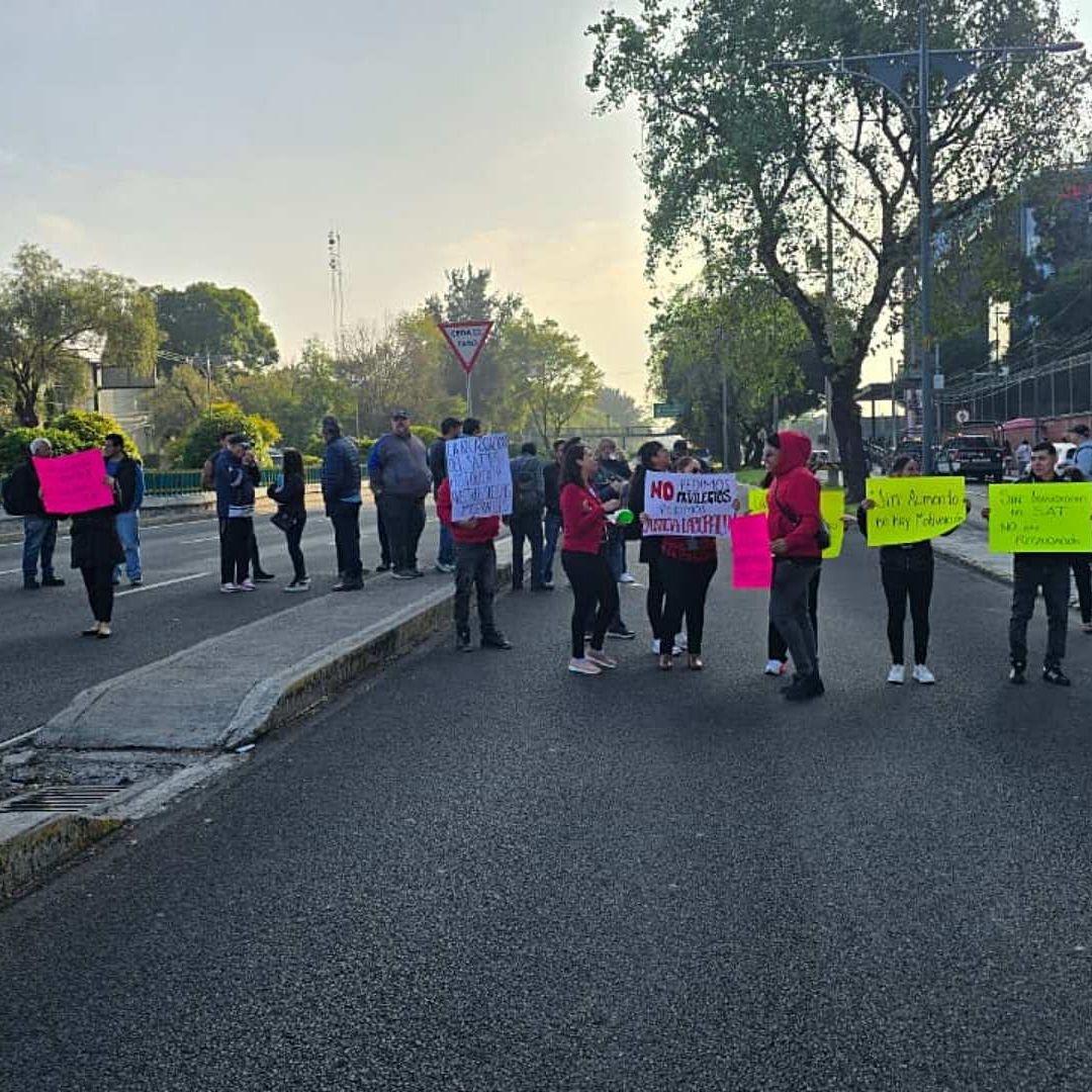 Protesta de trabajadores del SAT en Ciudad de México. Foto: N+