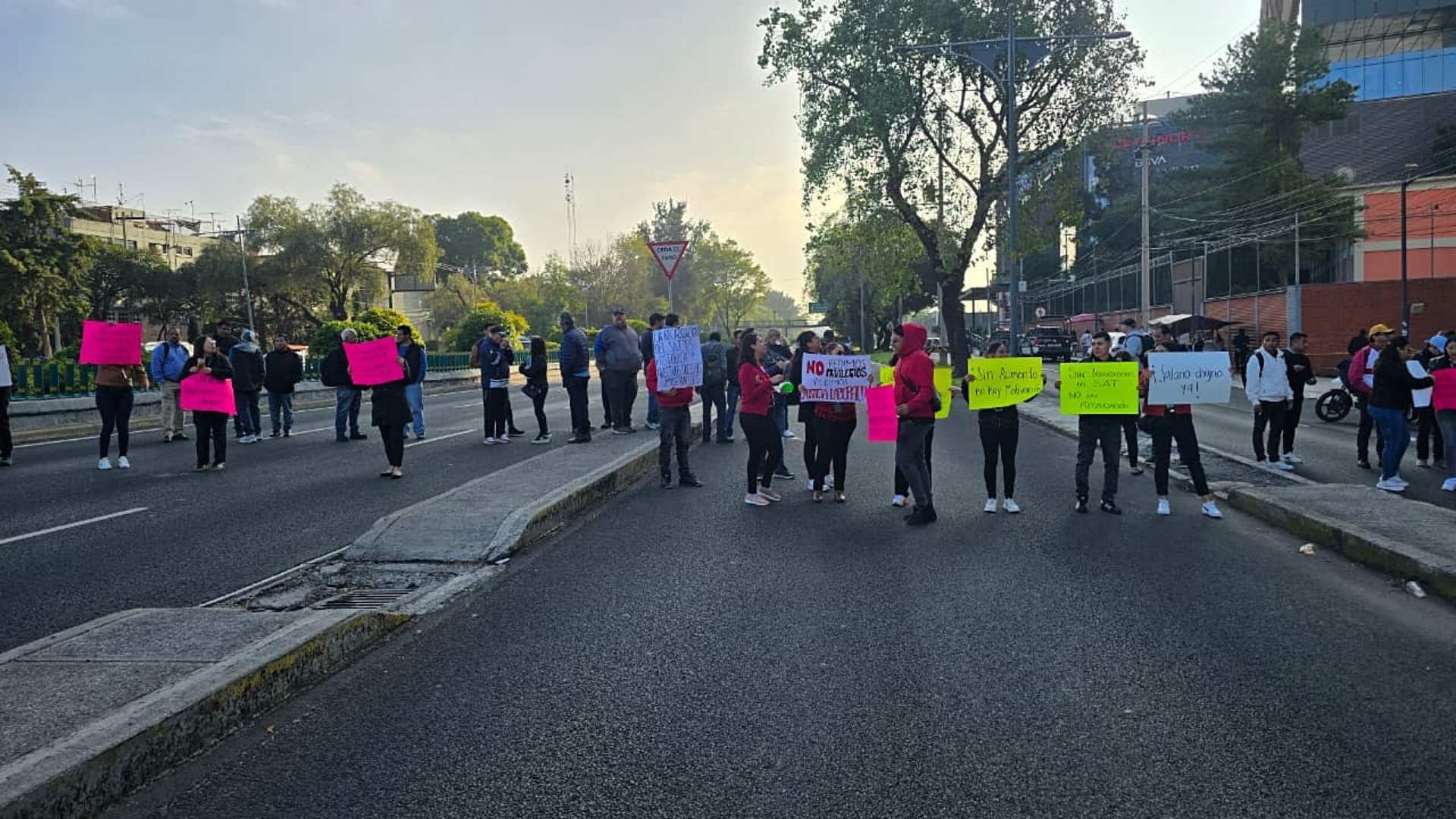 Protesta de trabajadores del SAT en Ciudad de México. Foto: N+