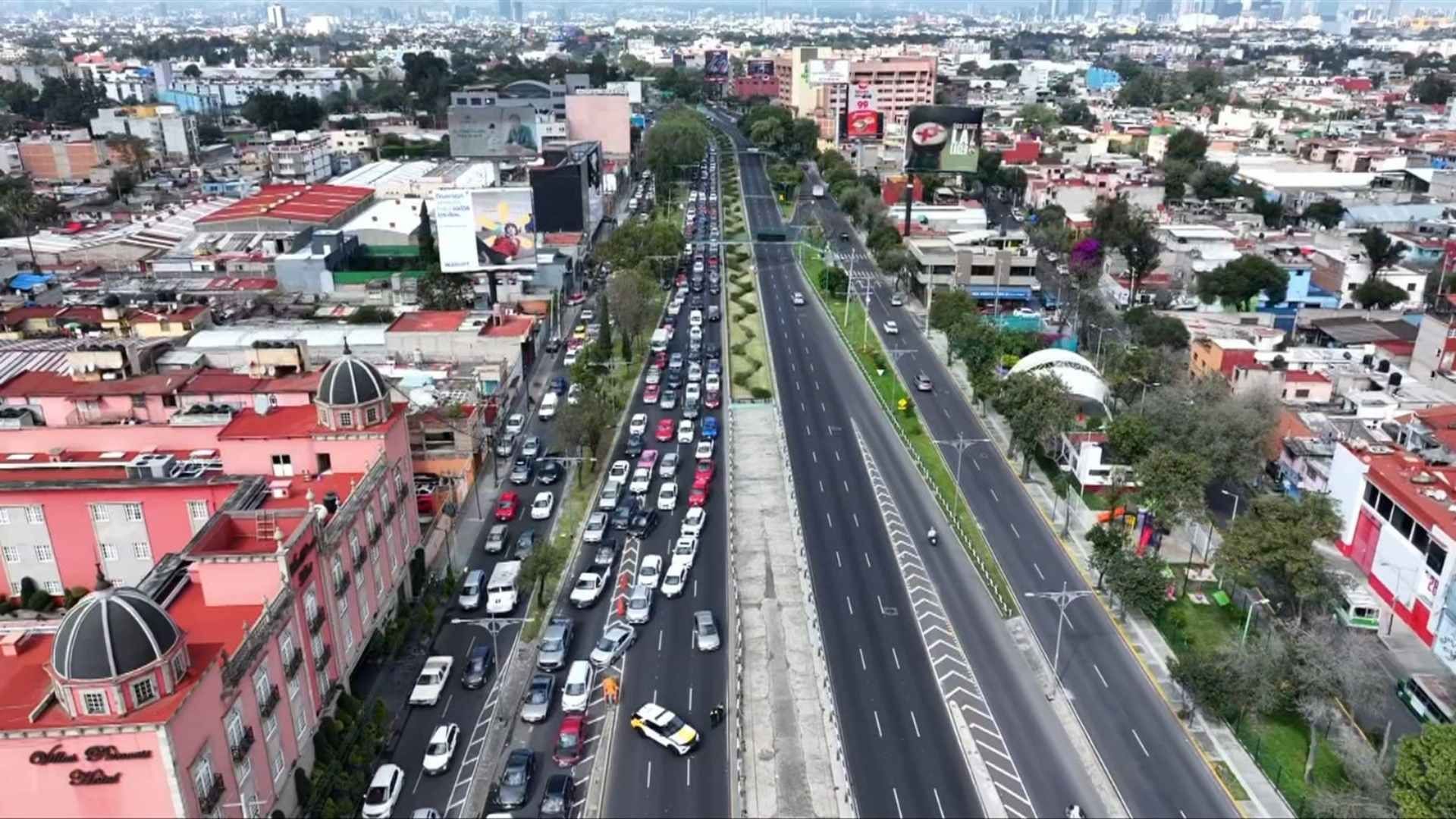 Bloqueo de trabajadores del SAT en la CDMX.