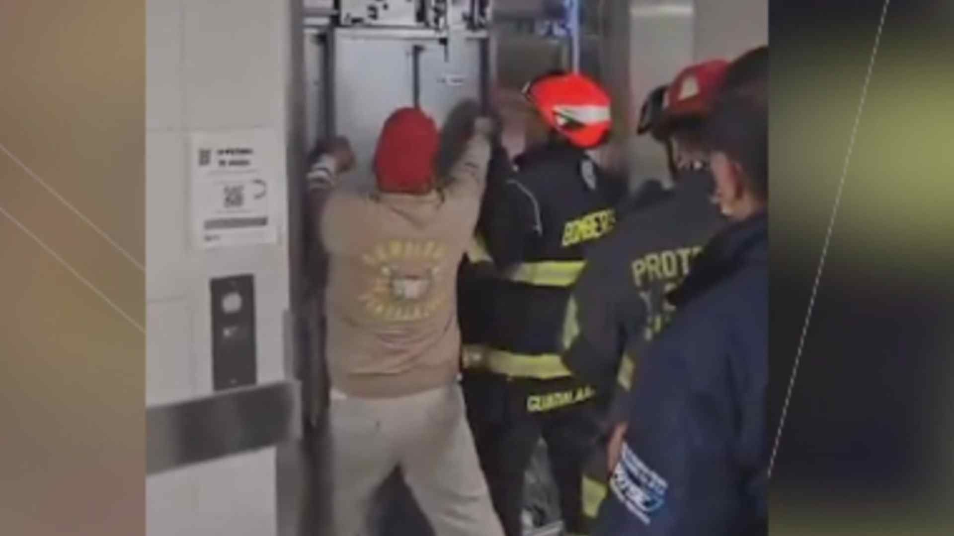 Quedaron Atrapadas 11 Personas en un Elevador en una Clínica del IMSS en Guadalajara