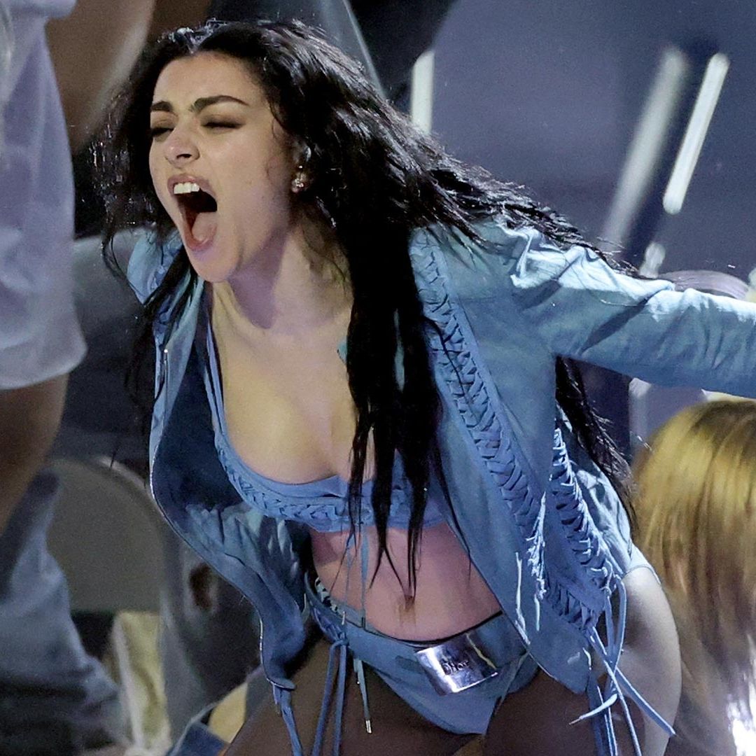Charli XCX en la ceremonia de los premios Grammy.