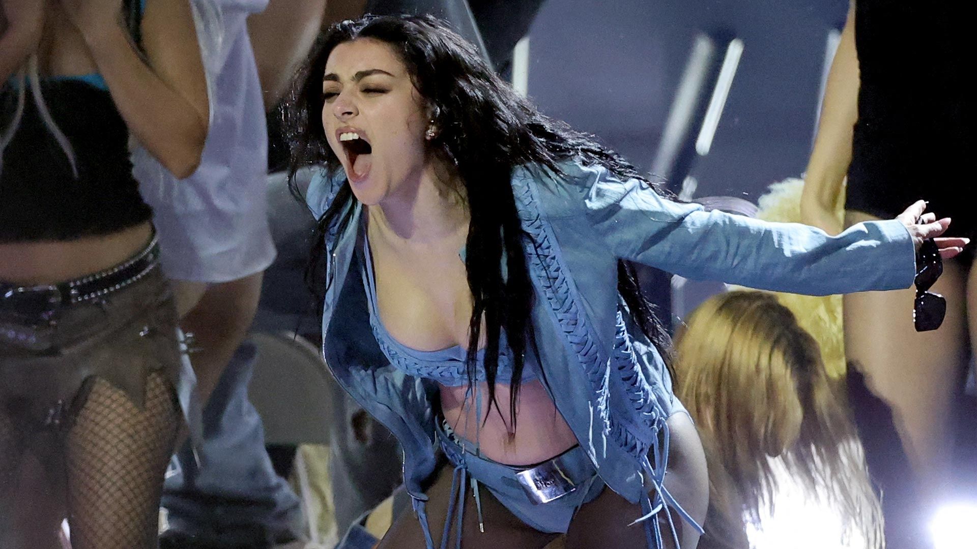 Charli XCX en la ceremonia de los premios Grammy.
