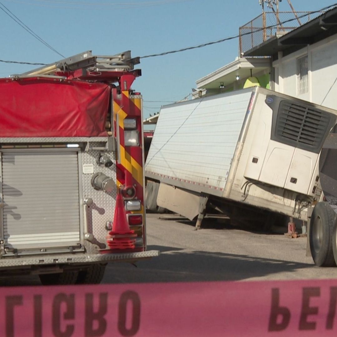 Caja de Tráiler Cargada con Toneladas de Aguacate Hunde Pavimento en Colonia de Hermosillo