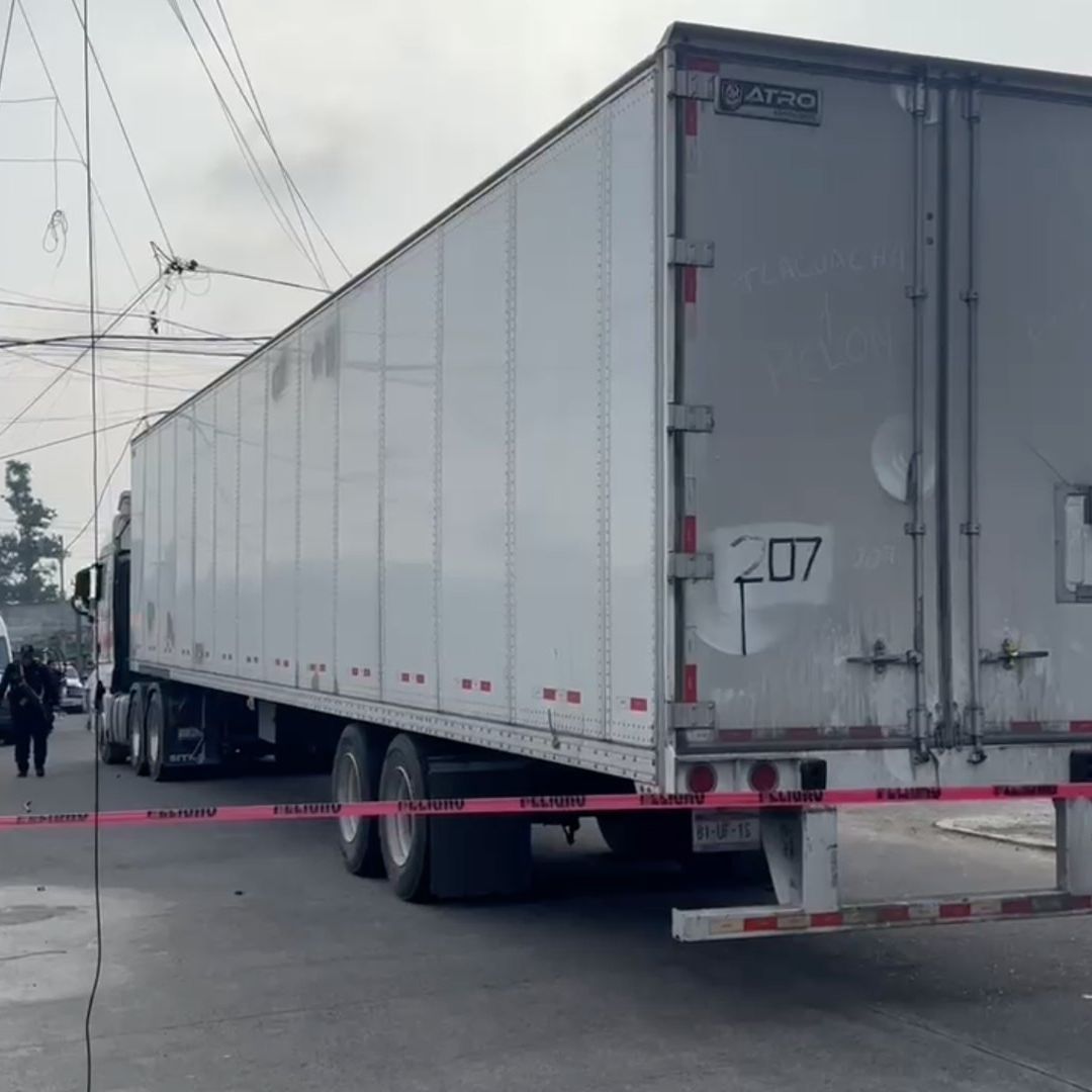 Tráiler derriba cables y poste de energía eléctrica en Potrerillo Pueblo