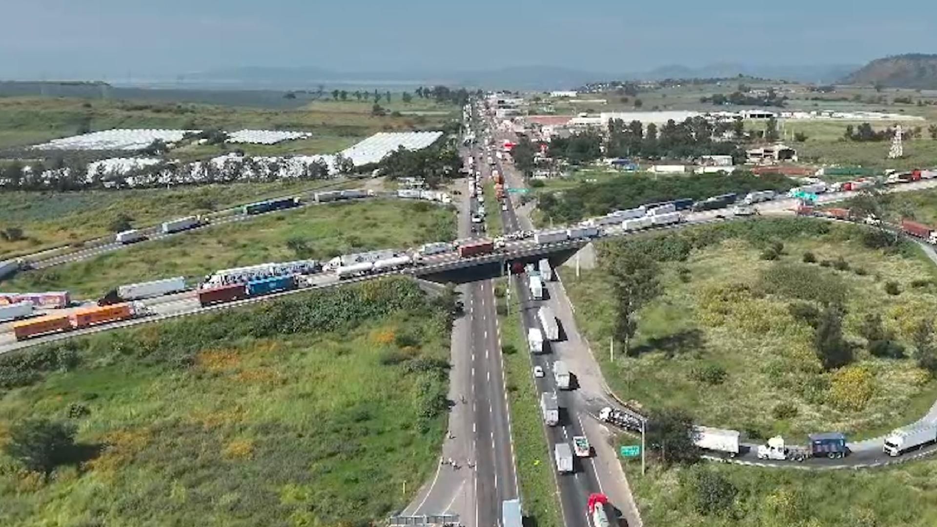 Los bloqueos en las carreteras de Jalisco realizados por los agricultores manifestantes, dejaron afectaciones en la economía local