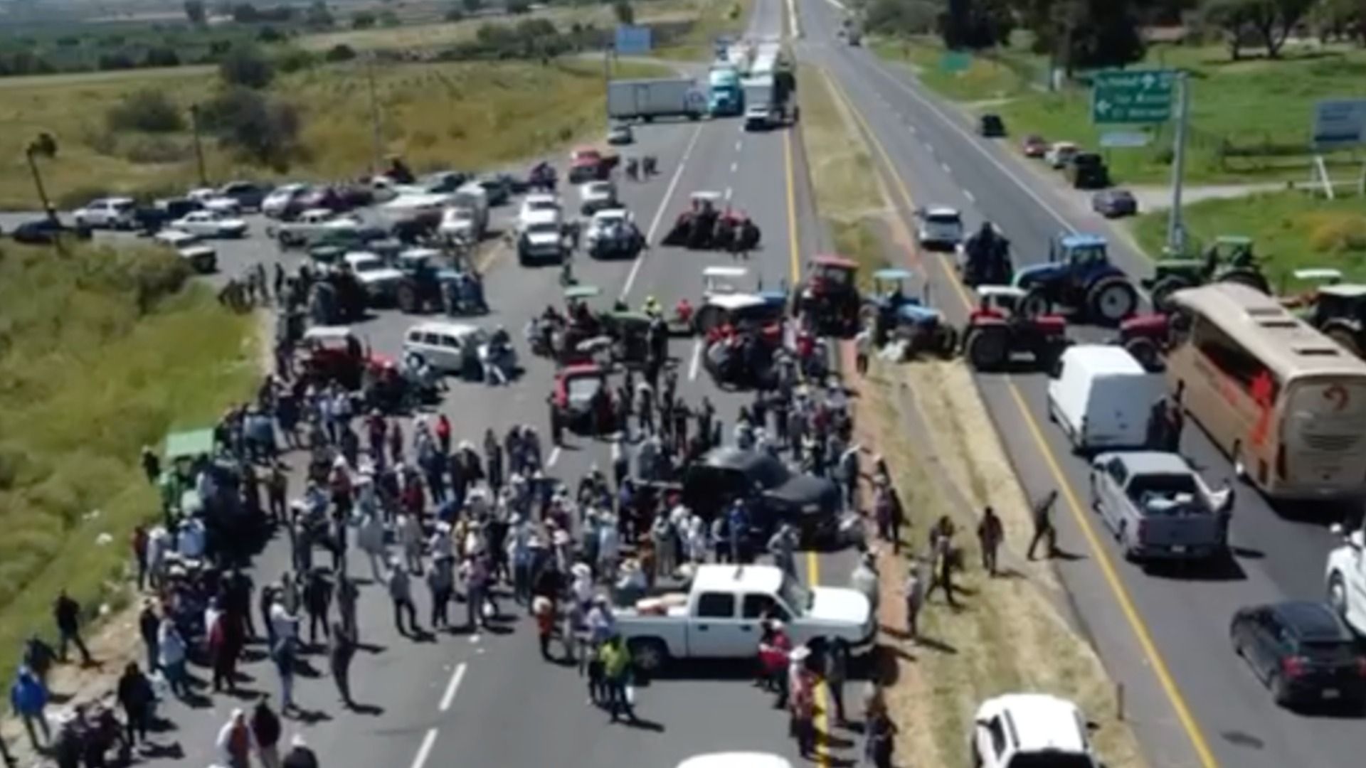 Bloqueo de Agricultores en Carretera Pénjamo - Irapuato Cumple 24 Horas. Foto: Nmás Bajío