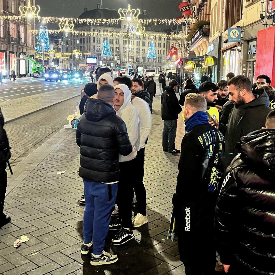 Video | Atacan a Seguidores del Maccabi Tel Aviv Después del Partido contra Ajax, en Ámsterdam