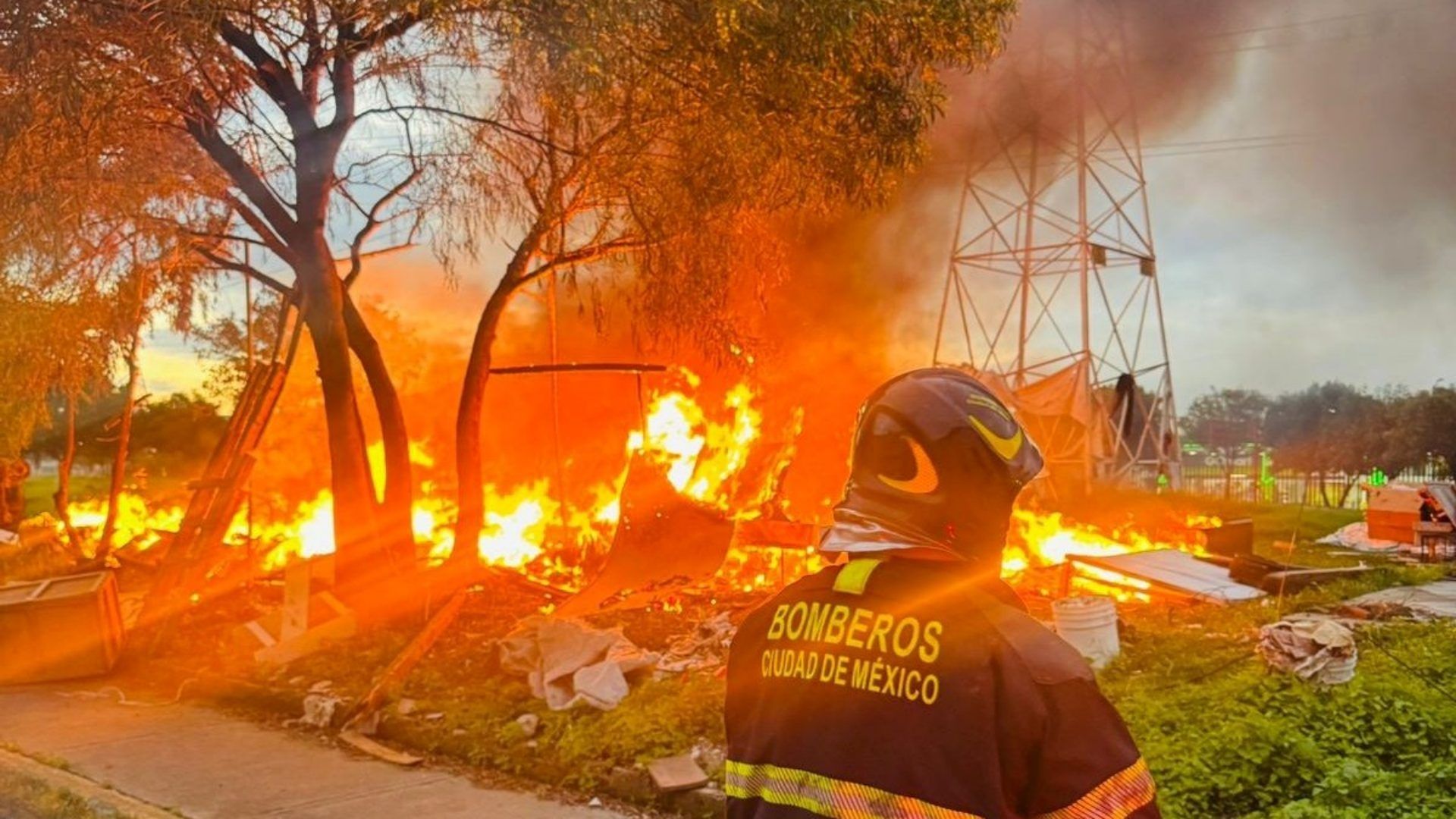 Incendio en la colonia Santa María Aztahuacán, en Iztapalapa