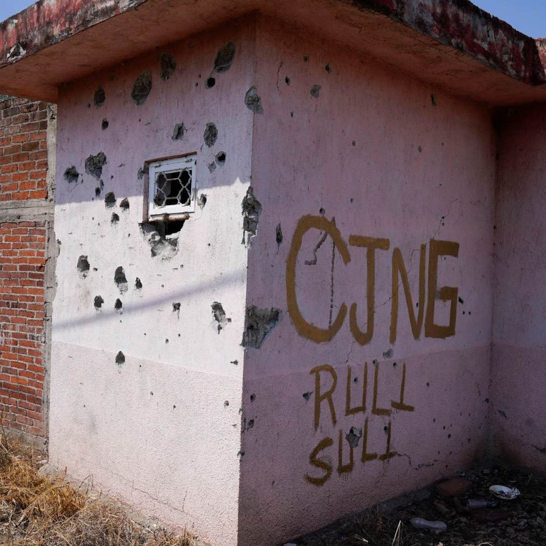 Fachada baleada y con las siglas CJNG