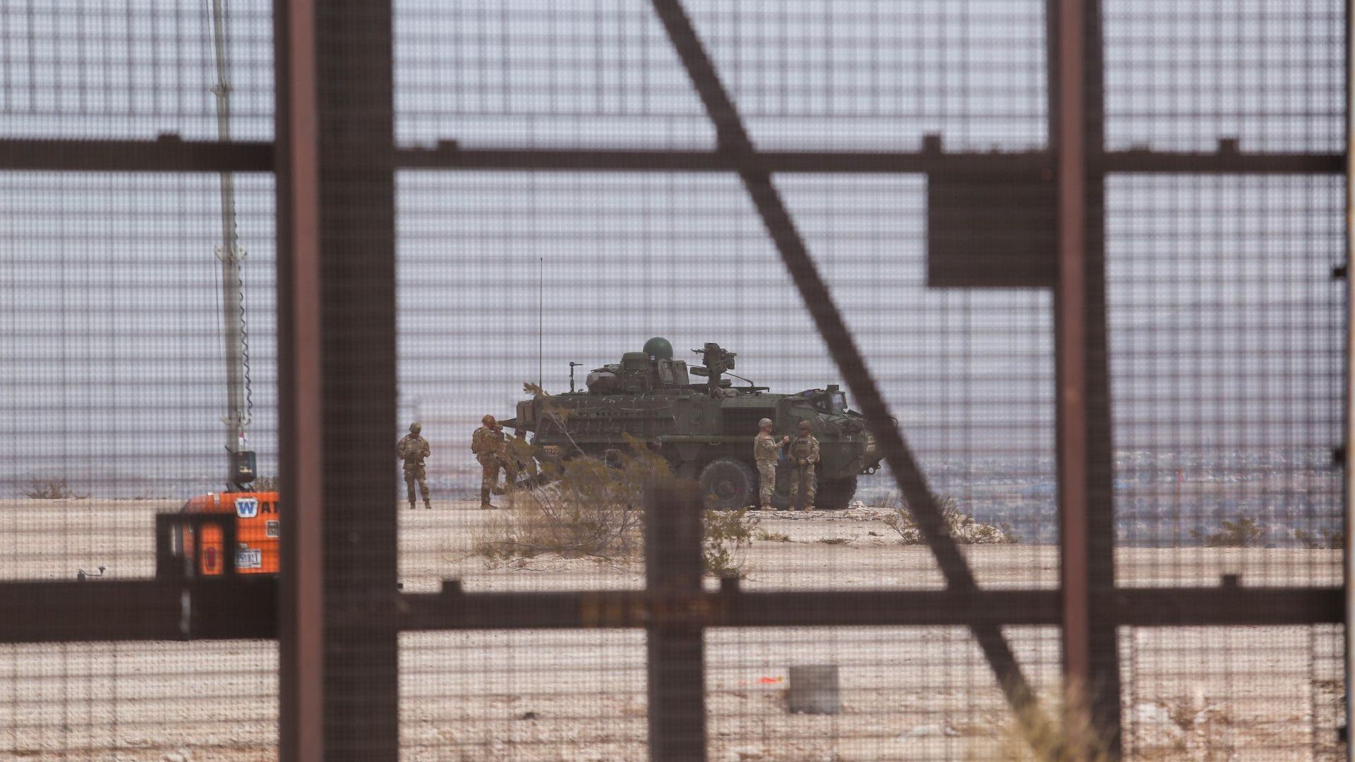 Militares estadounidenses vigilan la frontera con México