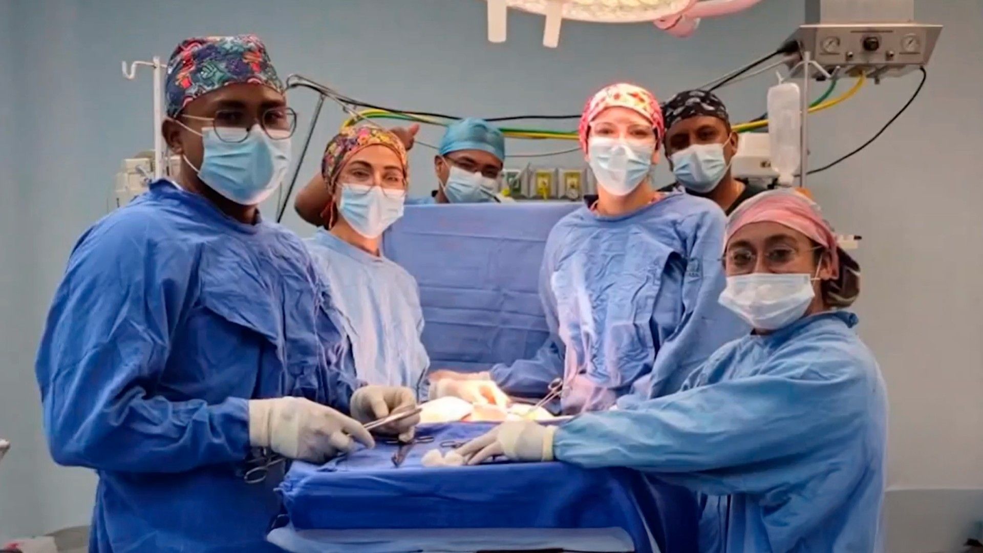 Jóvenes médicos atienden emergencias con recursos mínimos
