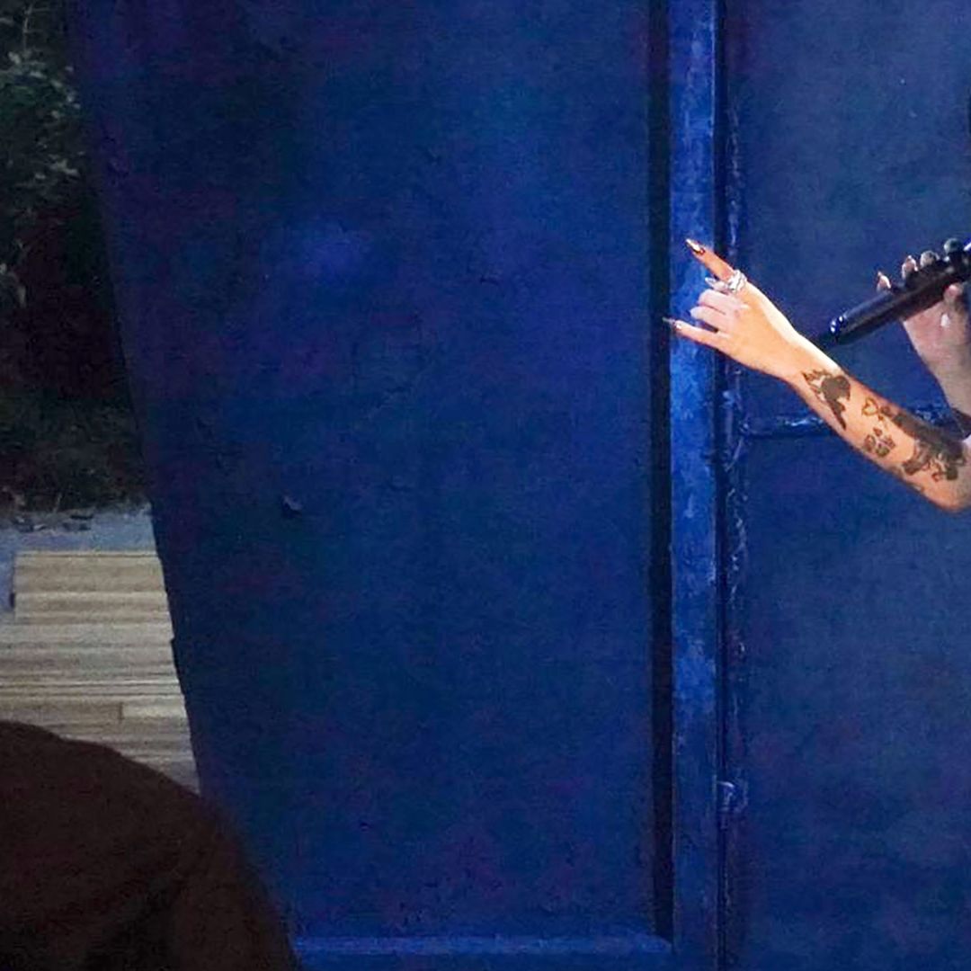 Cazzu en una escena de su concierto