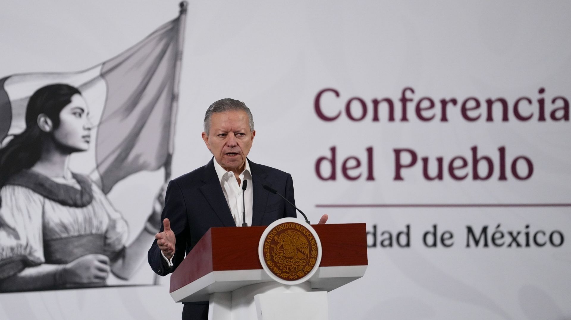 Un hombre habla frente a un micrófono.