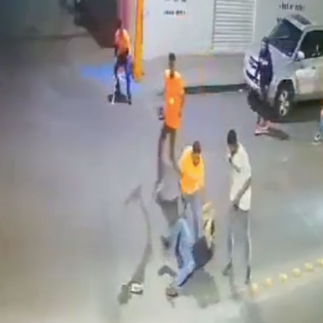 VIDEO | Personal de Seguridad de Bar Gozadero, en SLP, Persigue y Golpea a Cliente