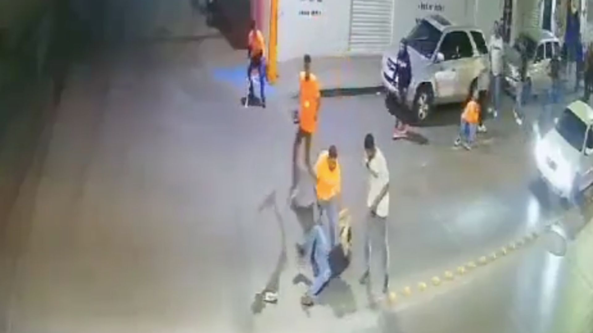 VIDEO | Personal de Seguridad de Bar Gozadero, en SLP, Persigue y Golpea a Cliente