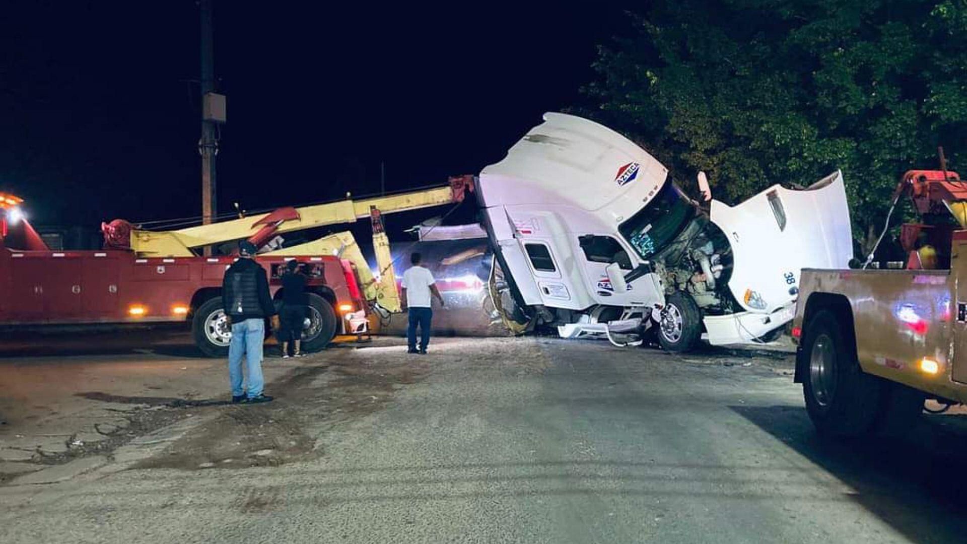 Tráiler es Arrollado al Intentar Ganarle el Paso al Tren en el Sur de ...