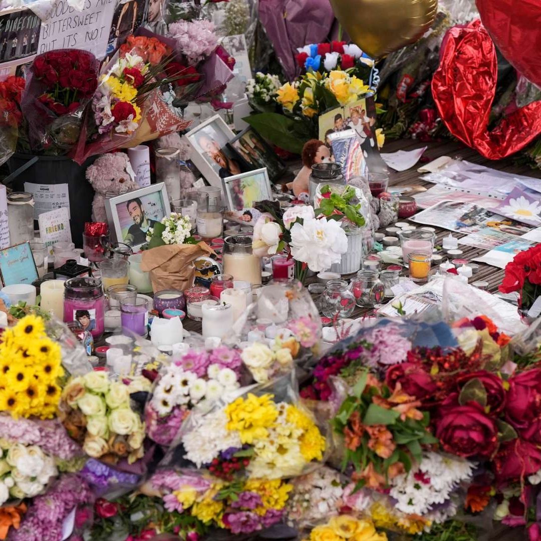 Fans de Liam Payne han colocado arreglos florales en un parque de Wolverhampton, su ciudad natal. Foto AP