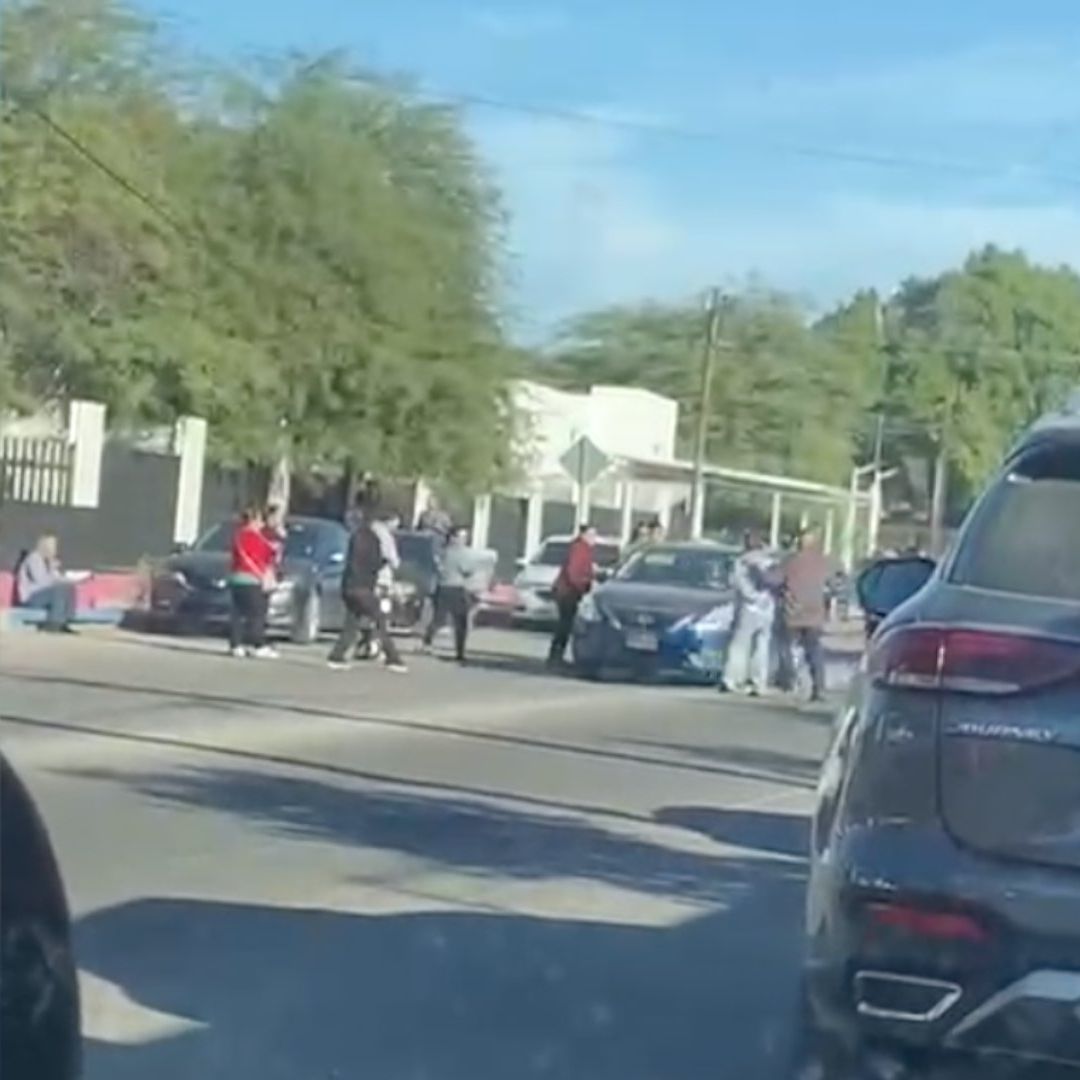 Conductor Embistió a Manifestantes de Escuela Primaria sin Energía Eléctrica