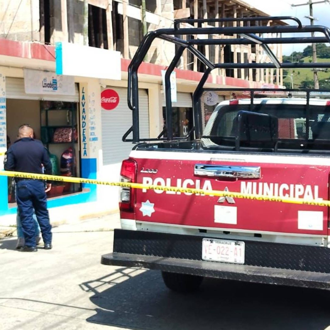 Según los primeros reportes el joven se encontraba laborando cuando de manera accidental, entró en contacto con cables de alta tensión, lo que presuntamente le habría provocado la muerte.