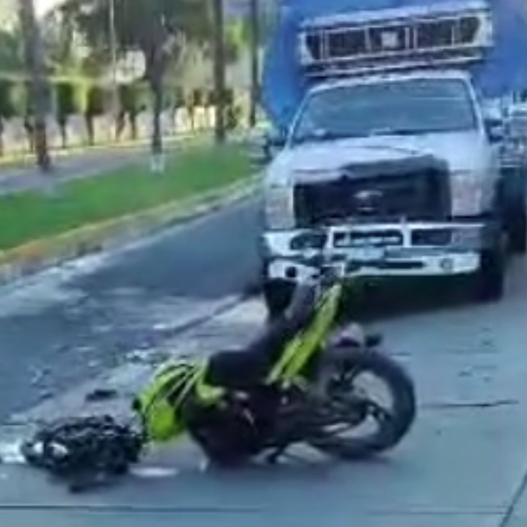 Niño en Motocicleta Muere al Chocar de Frente Contra un Camión en Carretera de Veracruz