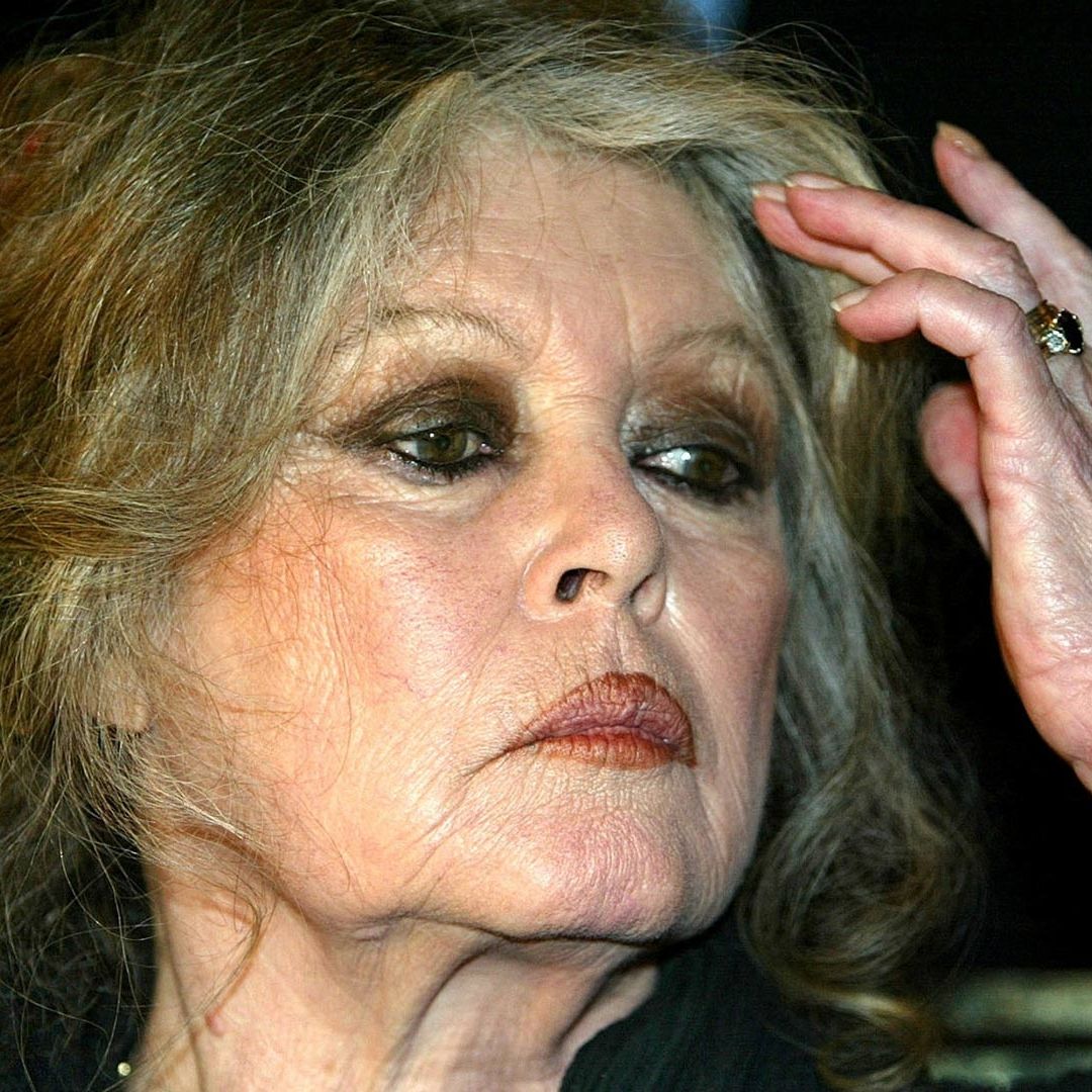 Brigitte Bardot levantandose el pelo con su mano