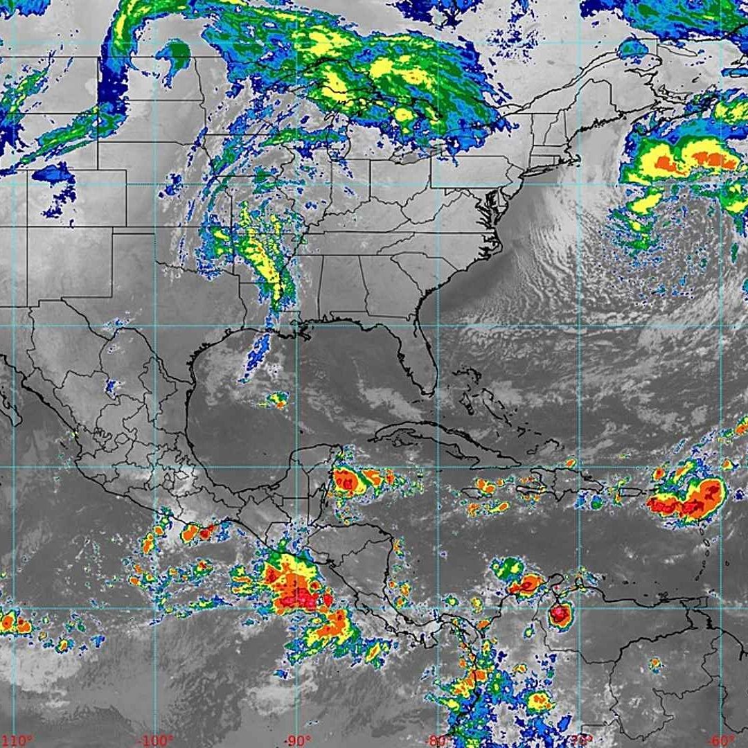 Imagen de satélite que muestra distintos fenómenos meteorológicos en el Pacífico y el Atlántico