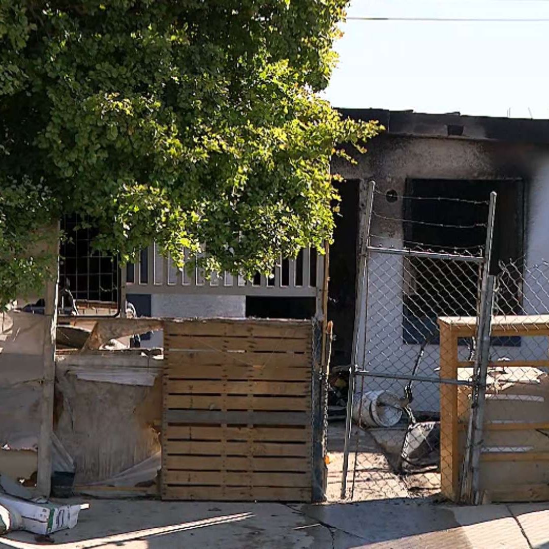 Dentro de Domicilio, Encuentran Cuerpo Calcinado y Encadenado en Mexicali