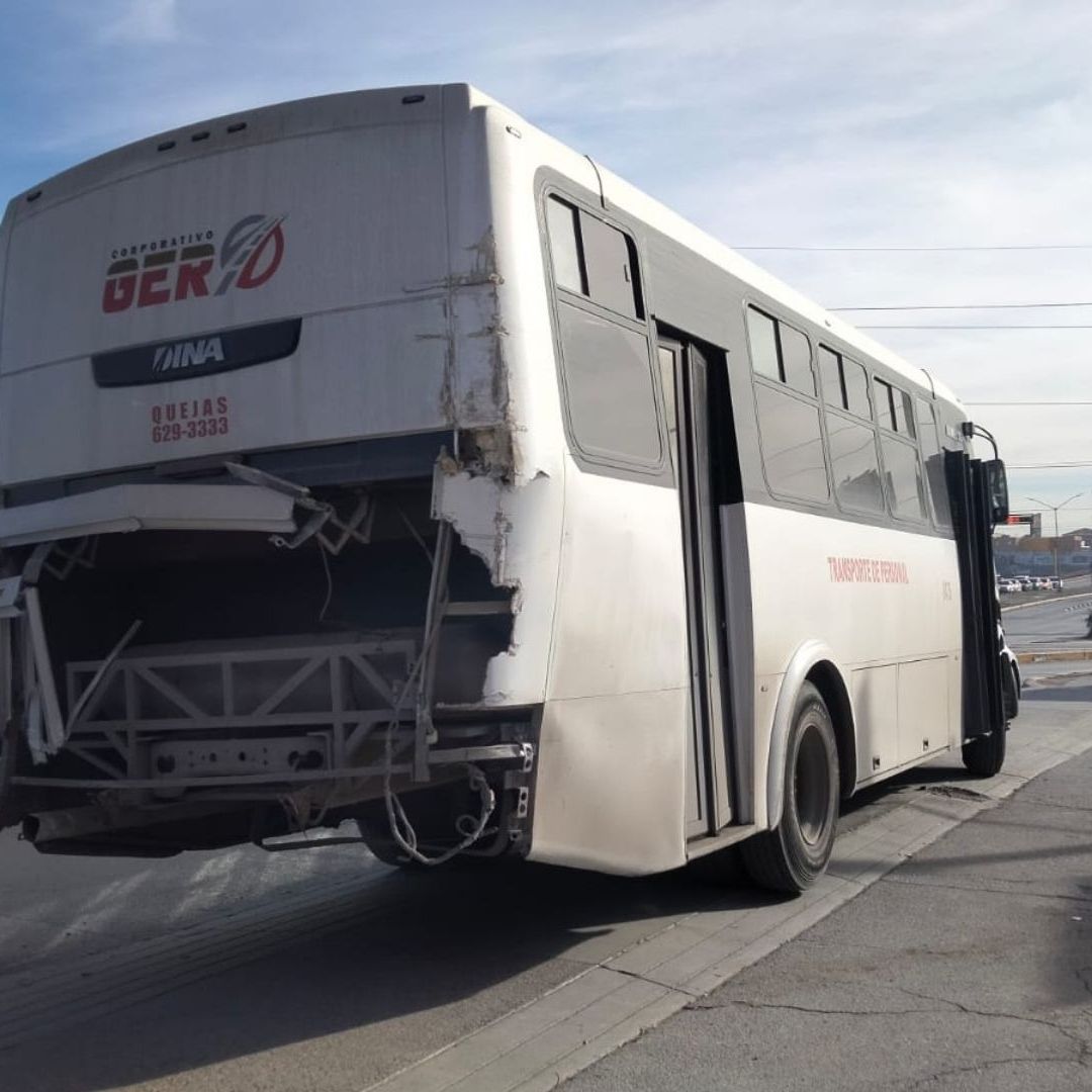 Camión de transporte de personal chocado