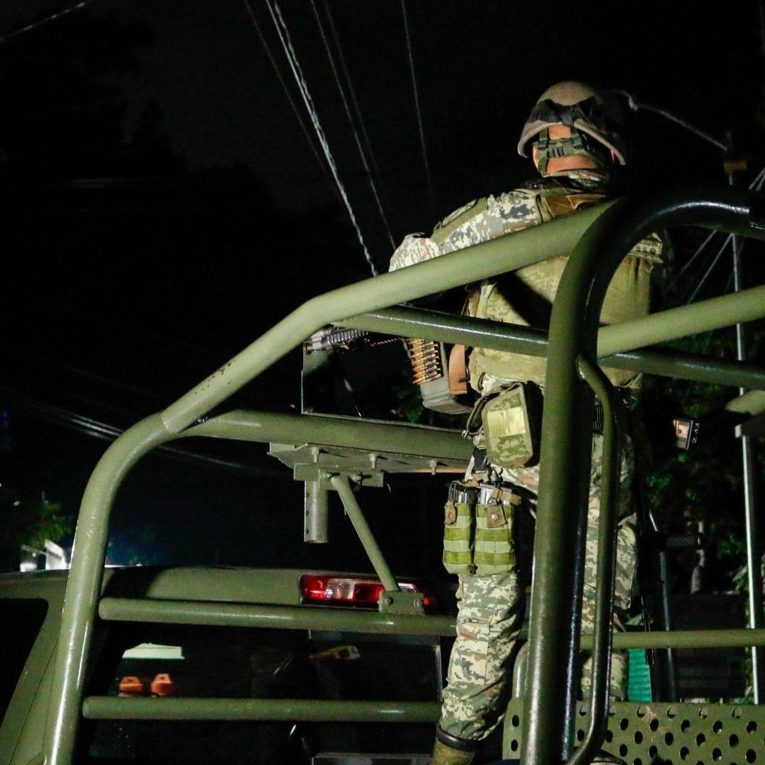Miembros del Ejército mexicano patrullan calles en Chilpancingo, Guerrero