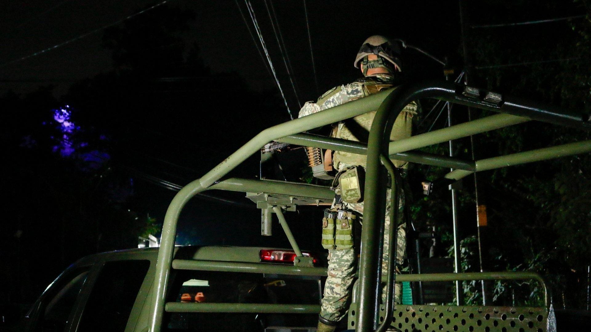 Miembros del Ejército mexicano patrullan calles en Chilpancingo, Guerrero